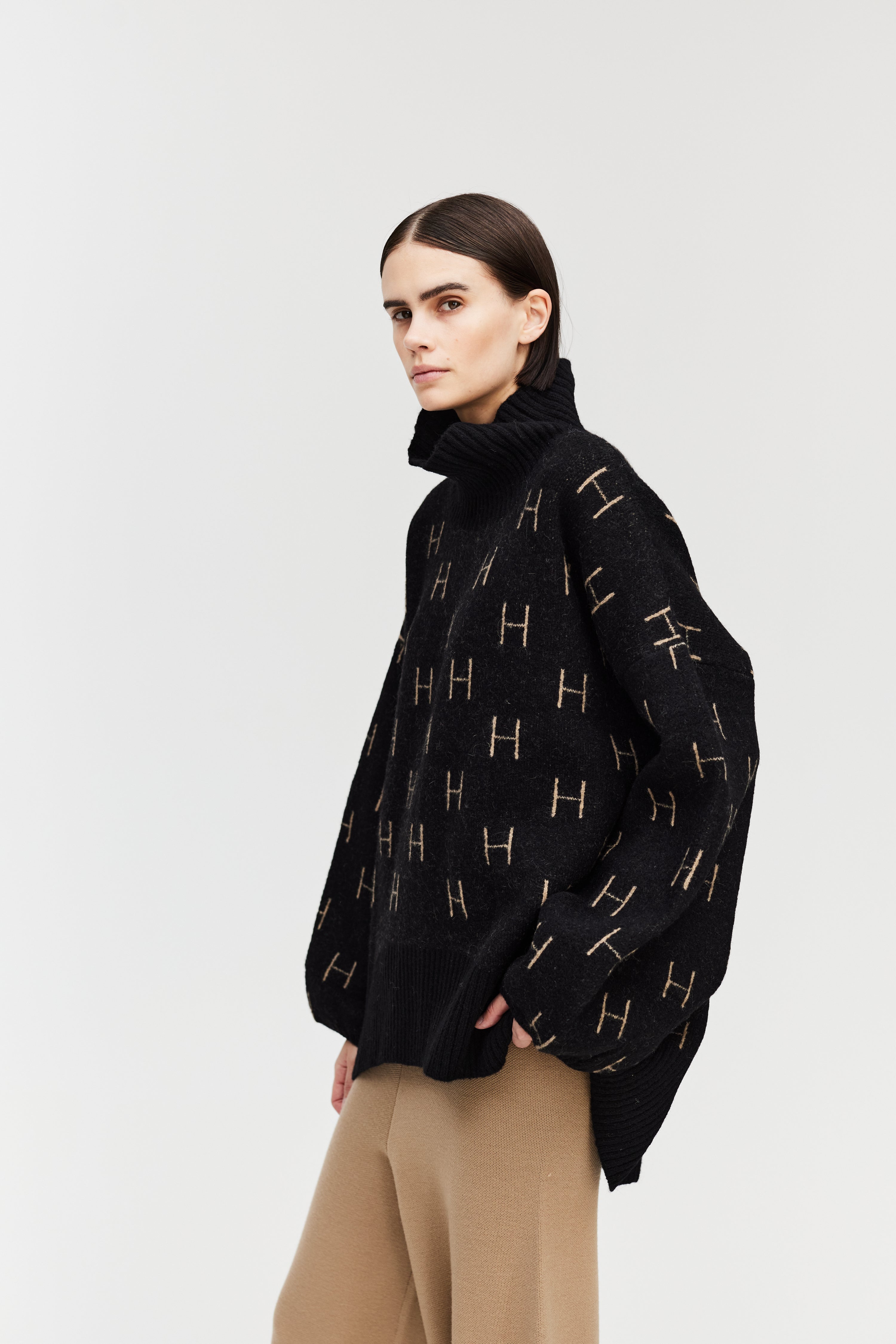 FAM Sweater Short in Black Sweater Hést