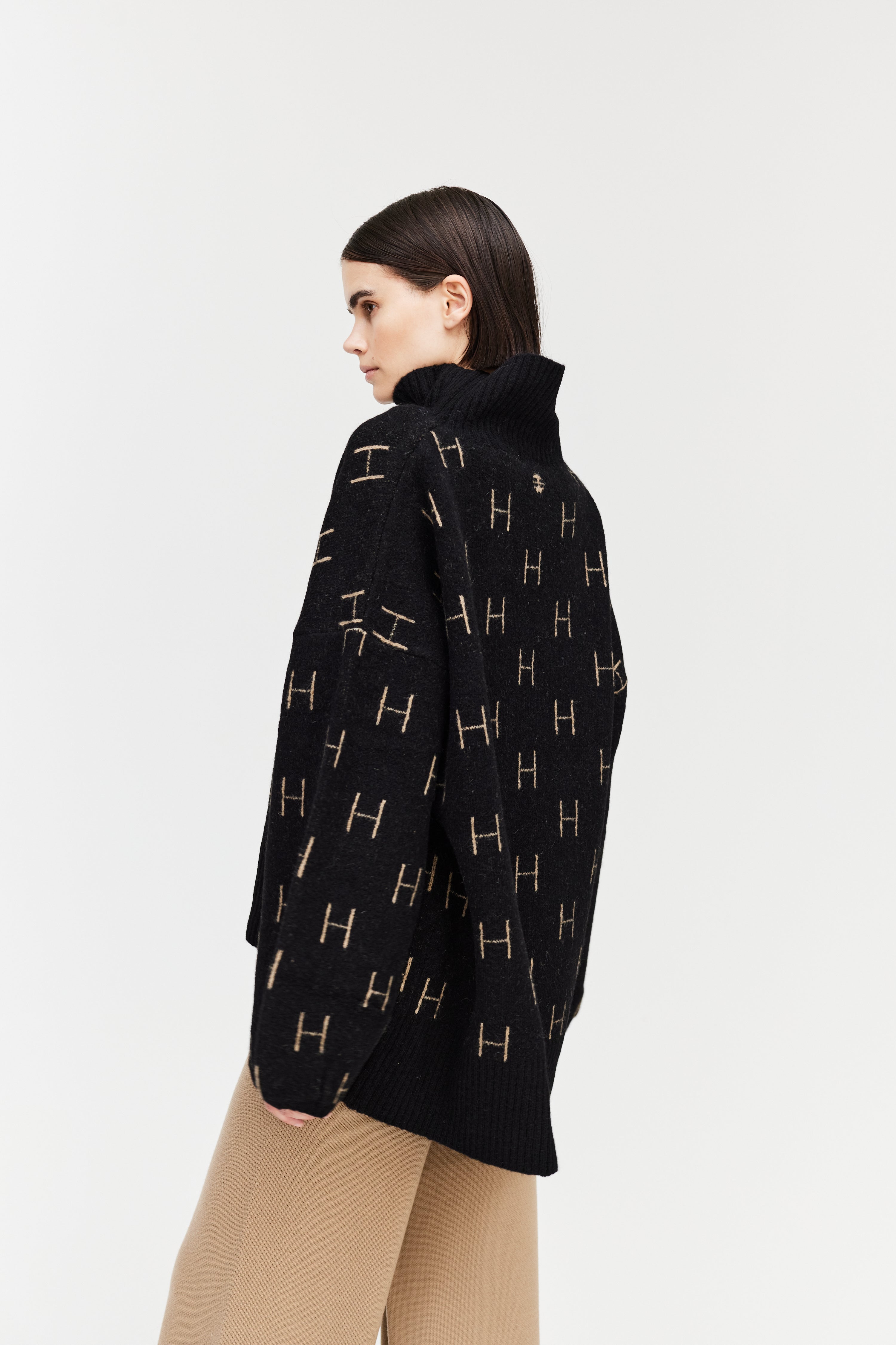 FAM Sweater Short in Black Sweater Hést