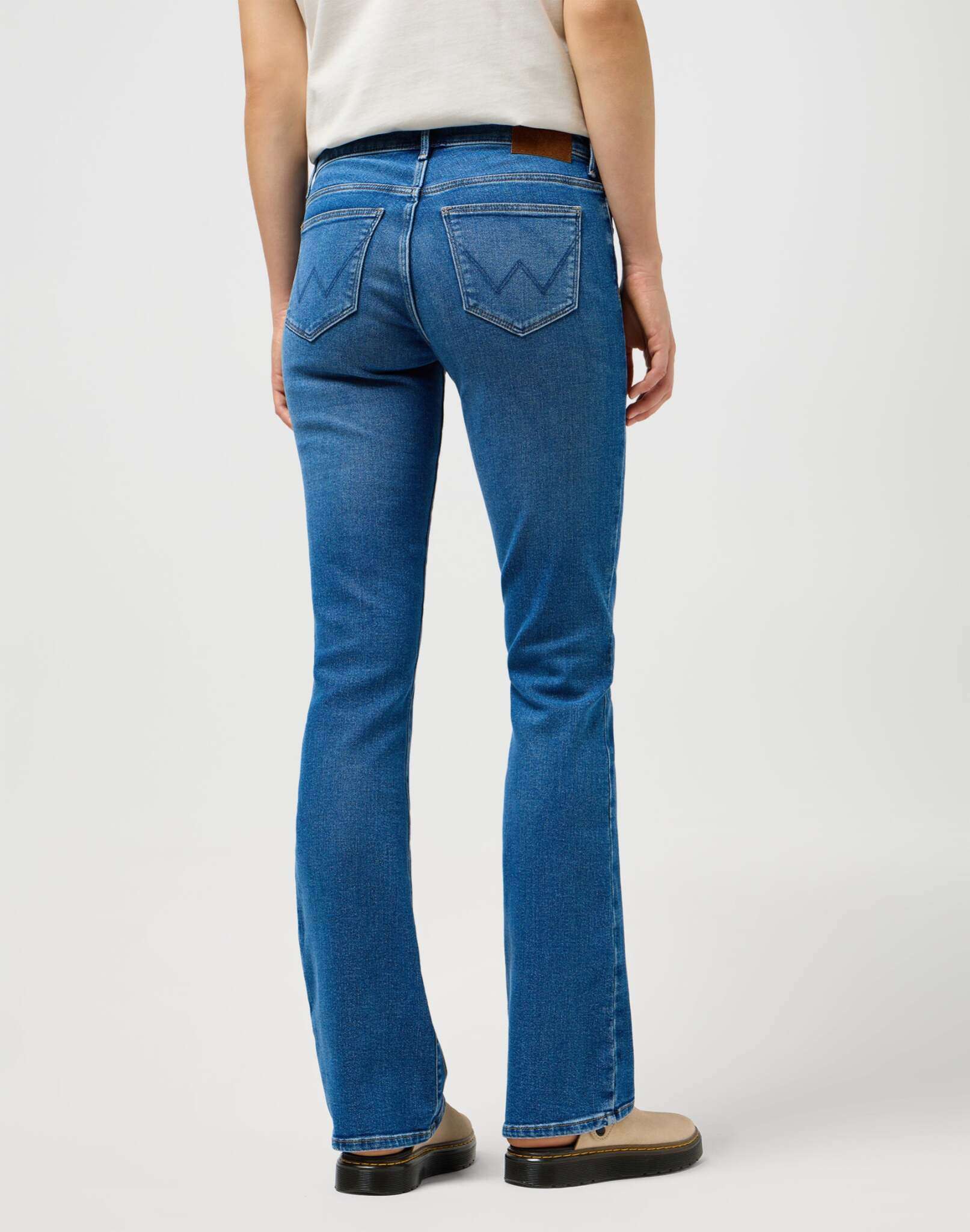 Bootcut in Raven Jeans Wrangler