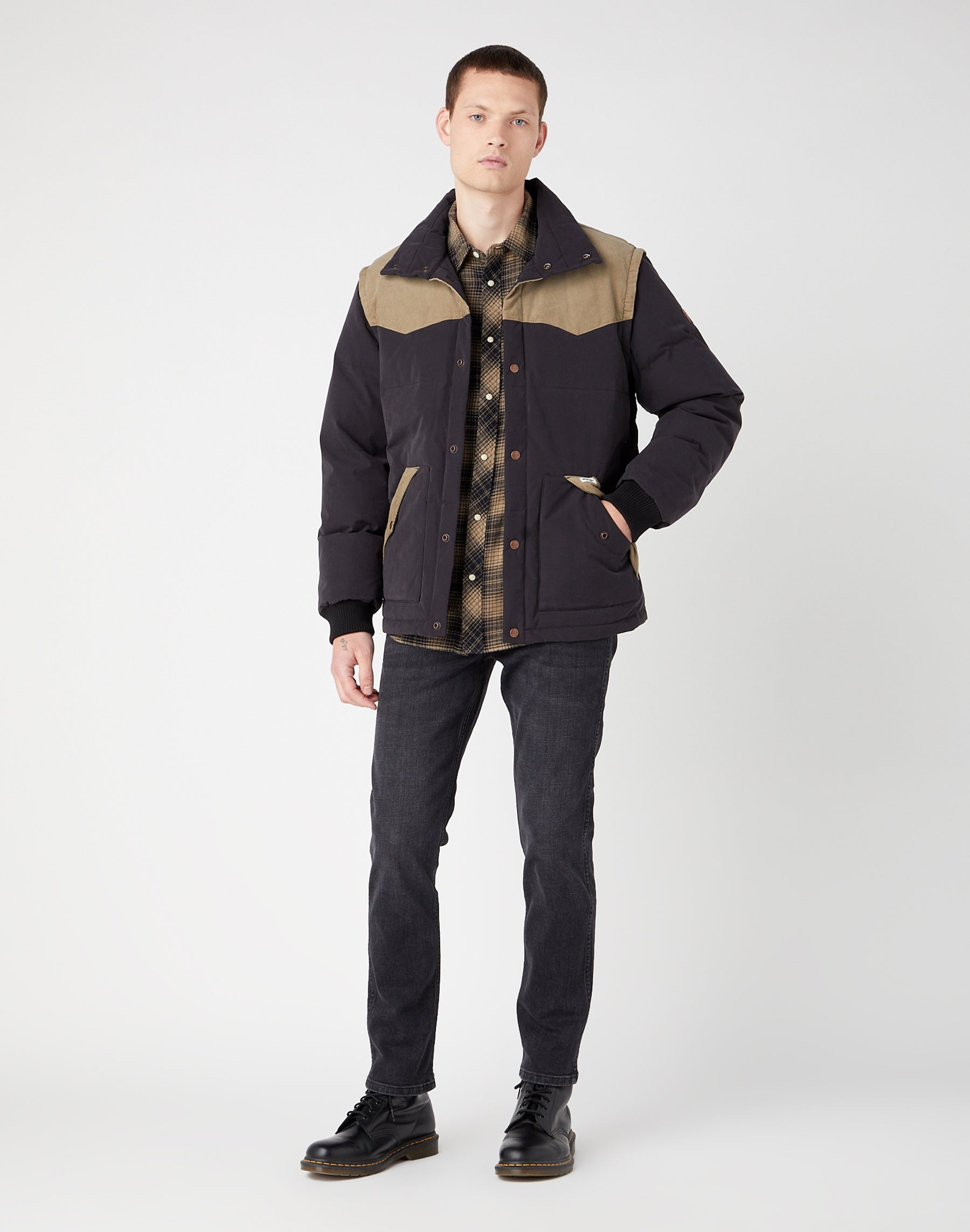 Detachable Sleeve Jacket in Black Jackets Wrangler