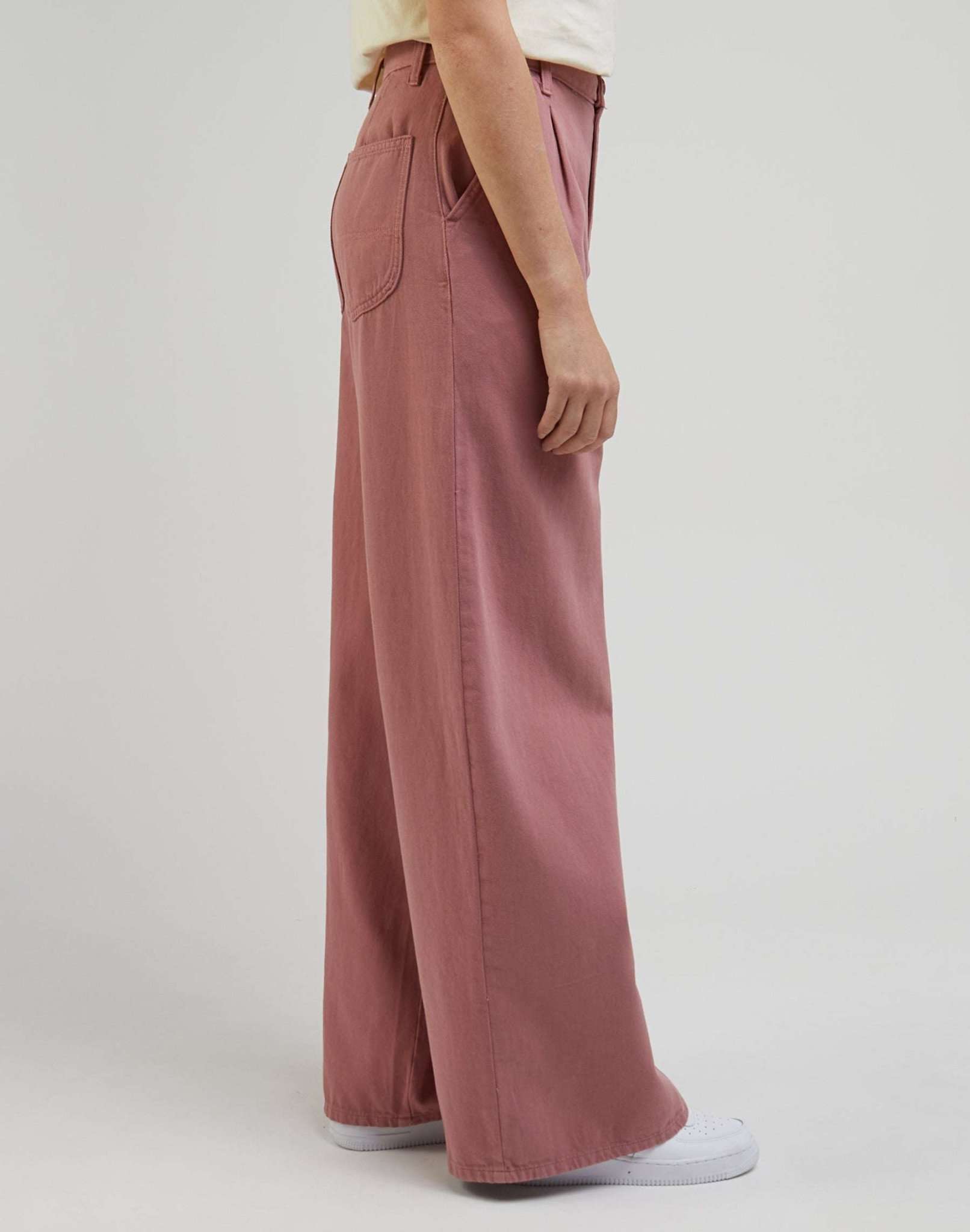 Relaxed chino in dark mauve pants Lee
