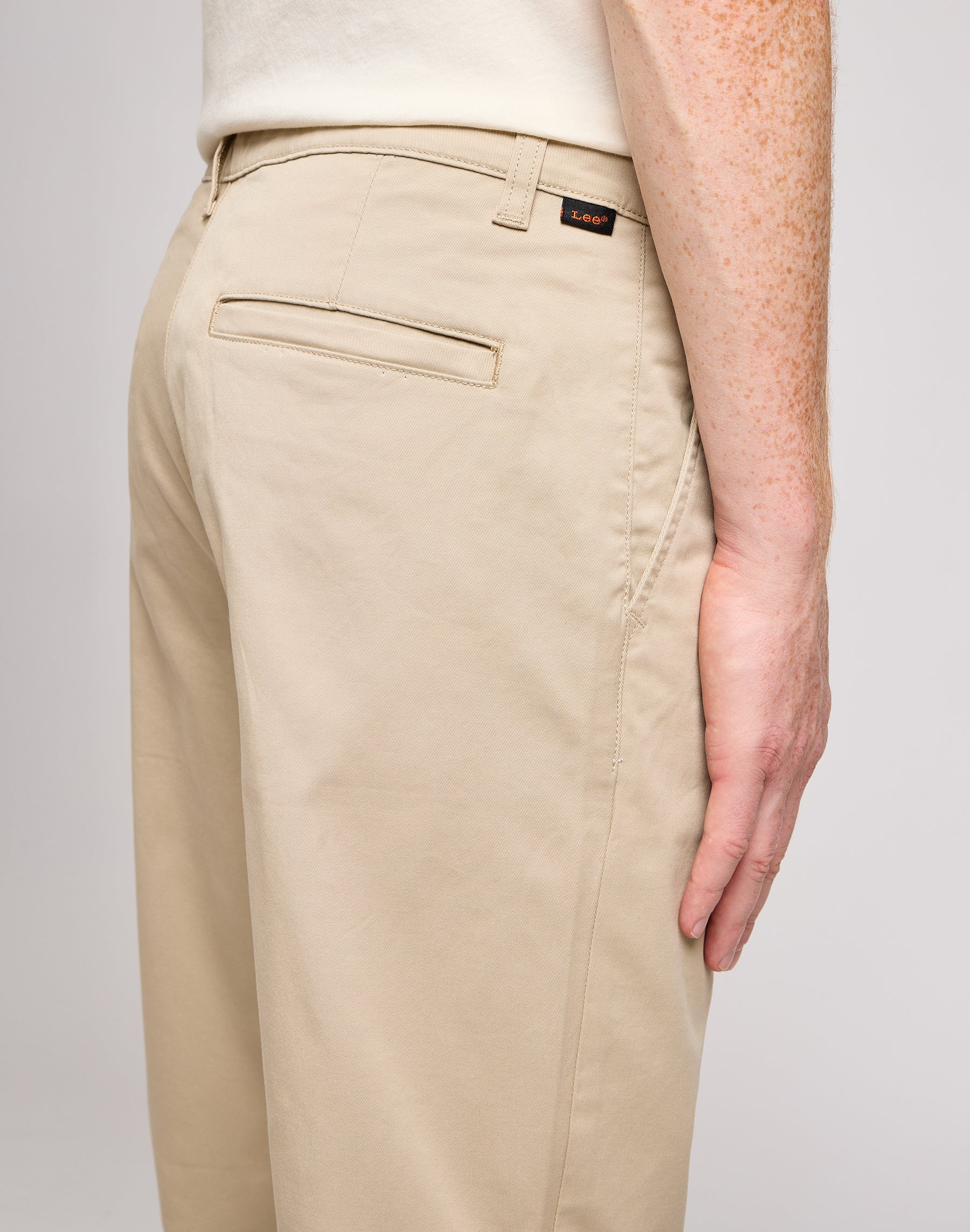Regular chino in stone pants Lee