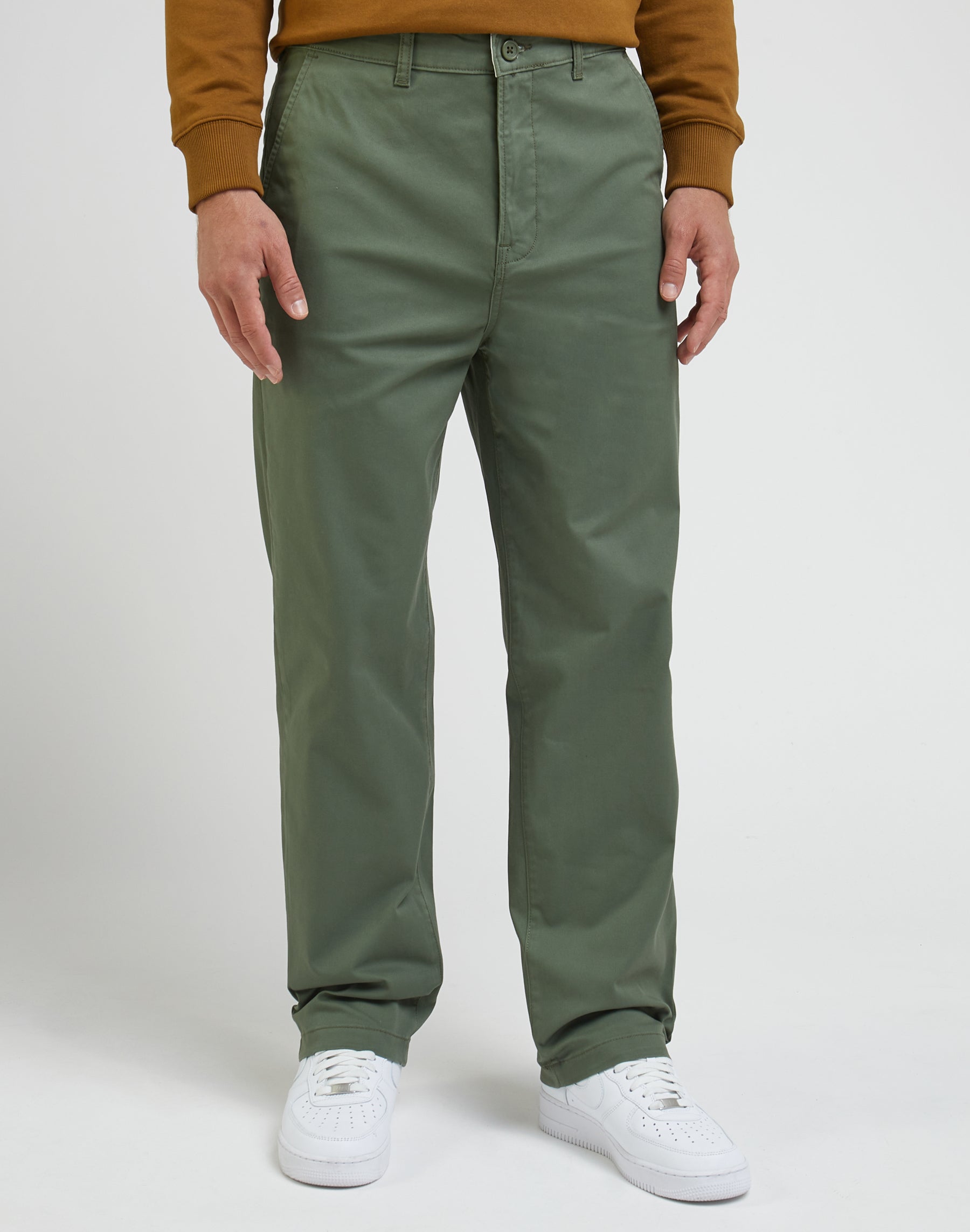 Relaxed Chino Leesures in Olive Grove Pants Lee