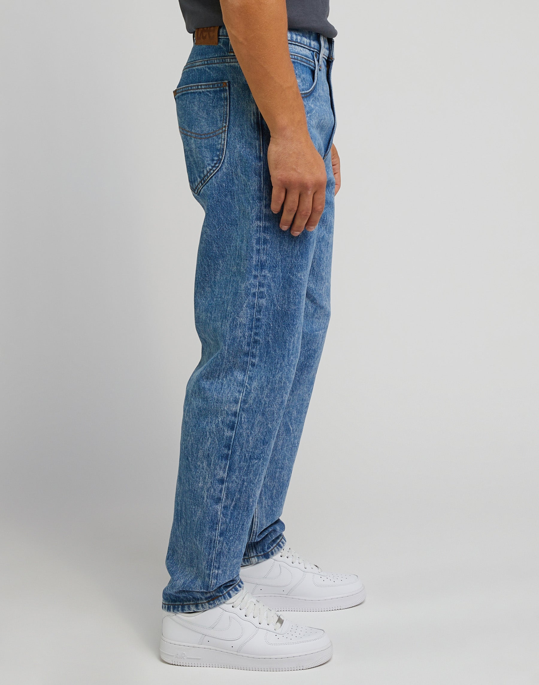 Oscar in downtown jeans Lee