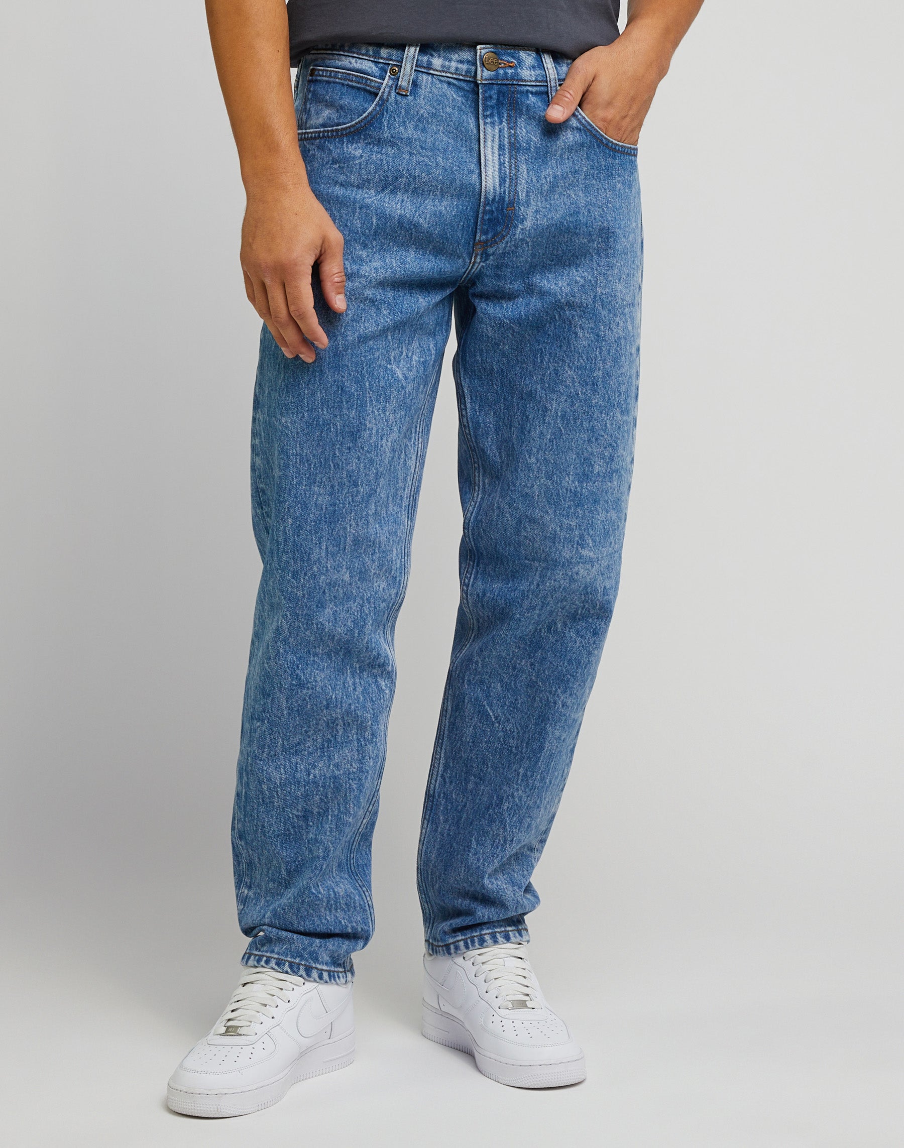 Oscar in downtown jeans Lee
