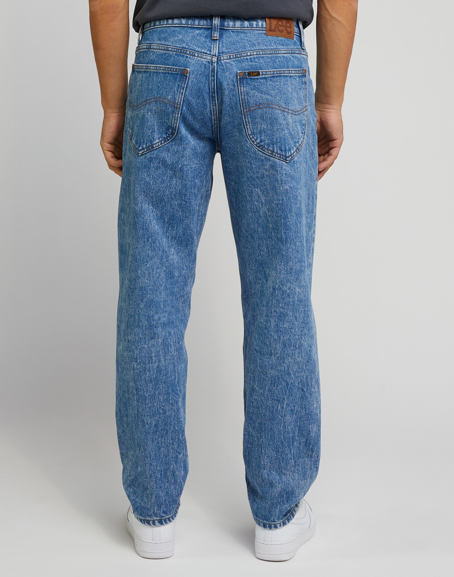 Oscar in downtown jeans Lee