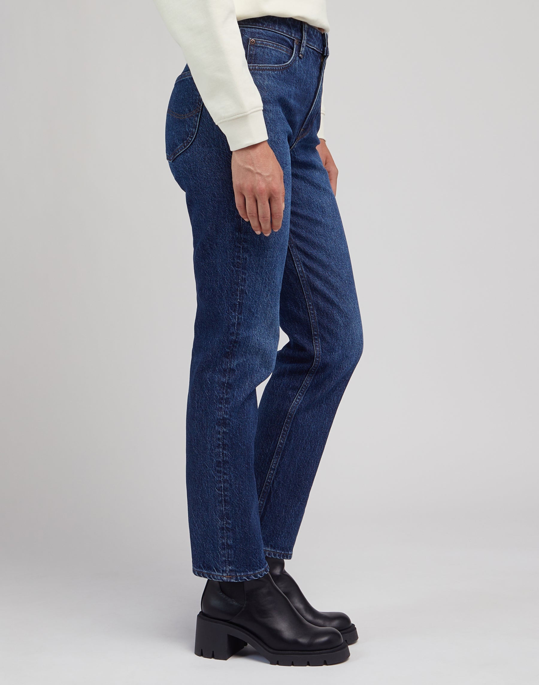 Carol in Dark Humor Jeans Lee