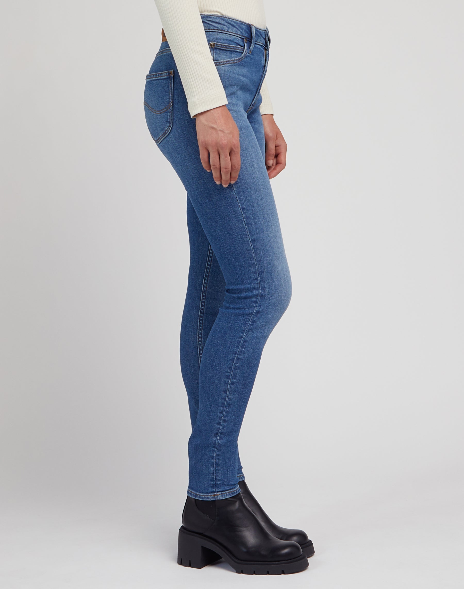Scarlett High in In The Shade Jeans Lee