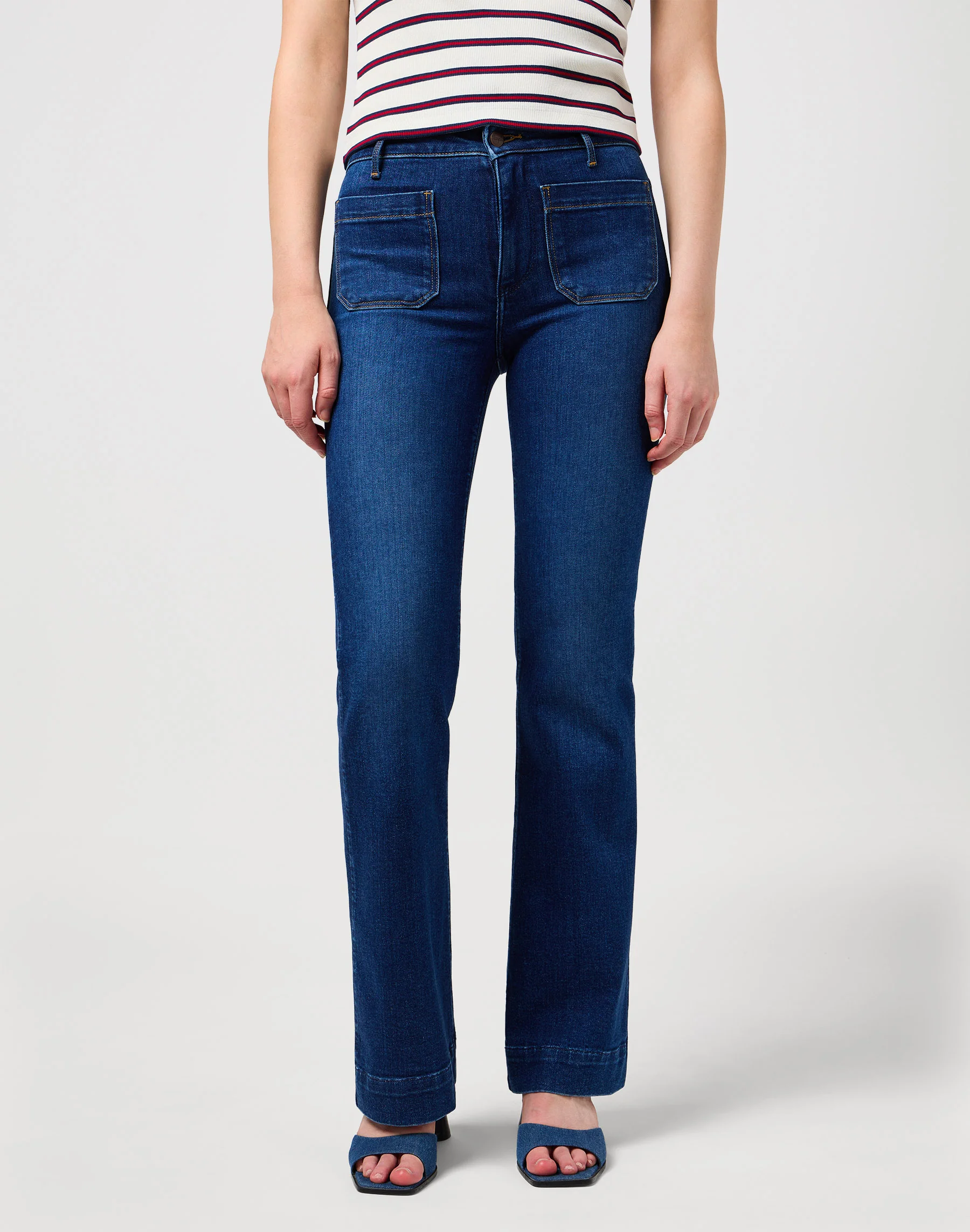 Flare in Dark Wash Jeans Wrangler