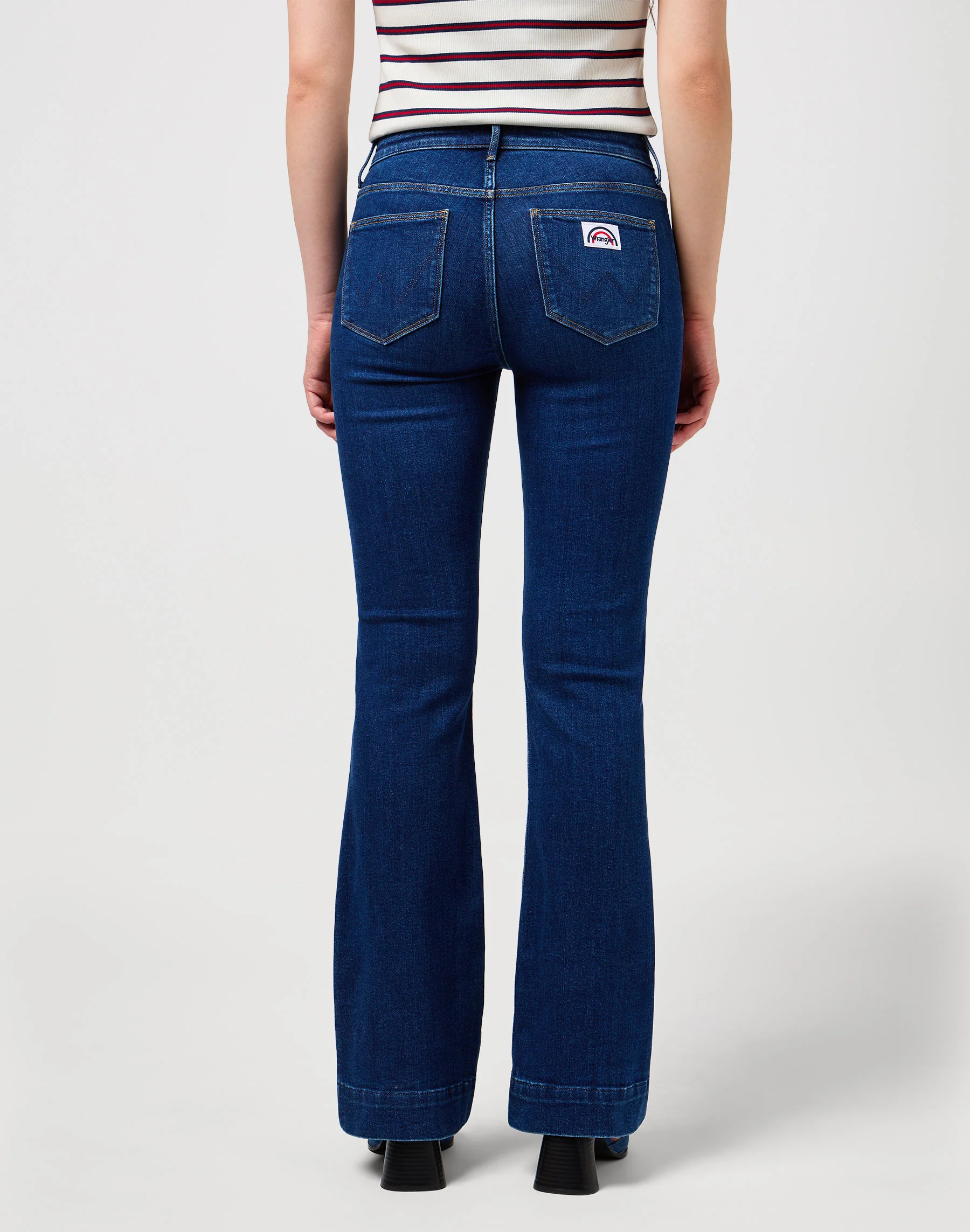 Flare in Dark Wash Jeans Wrangler