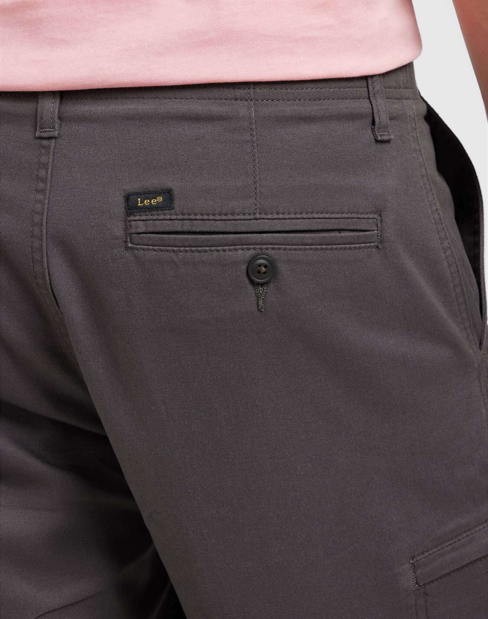 XC Weltpocket Short in Asphalt Shorts Lee