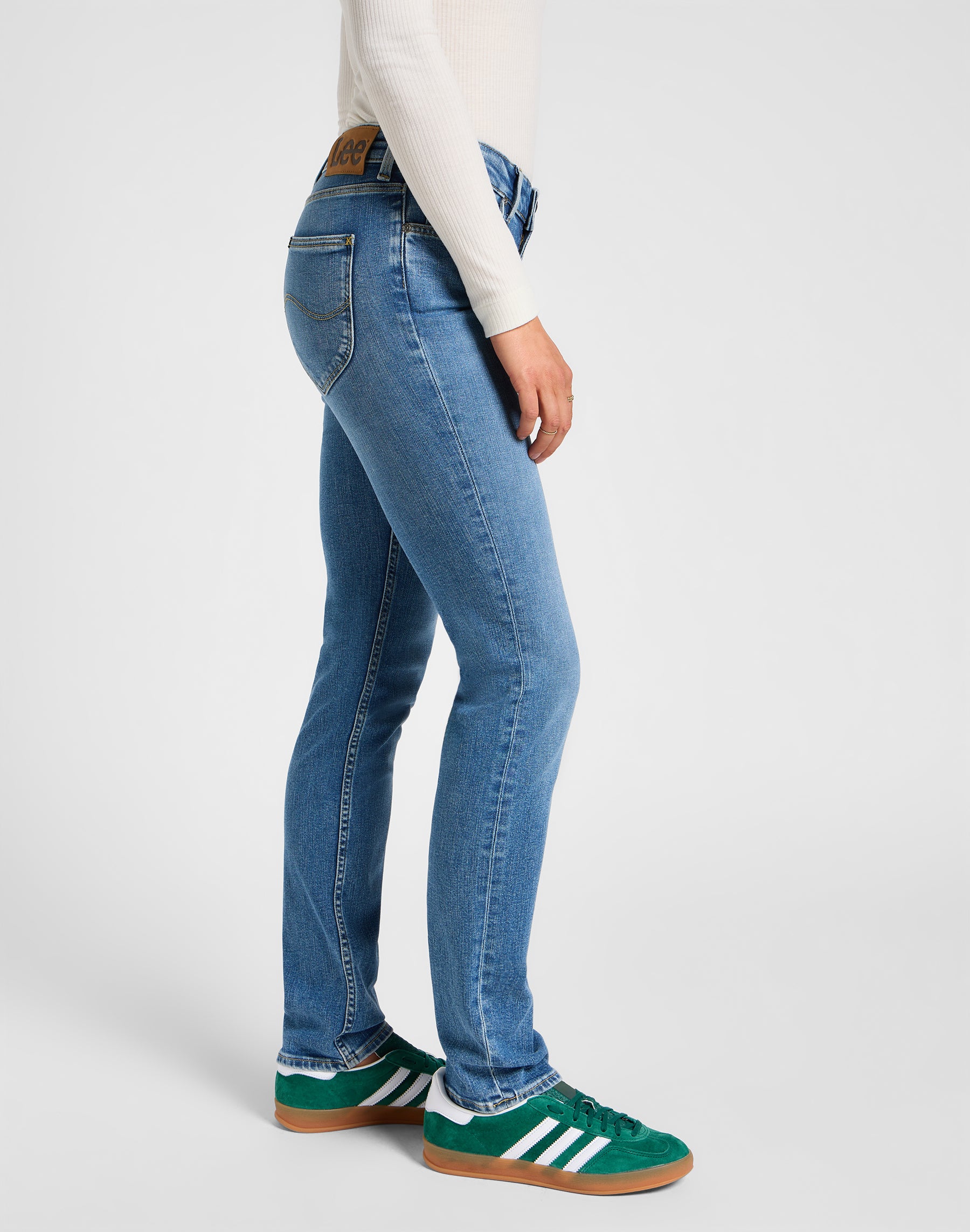 Marion Straight in Holding Back Jeans Lee