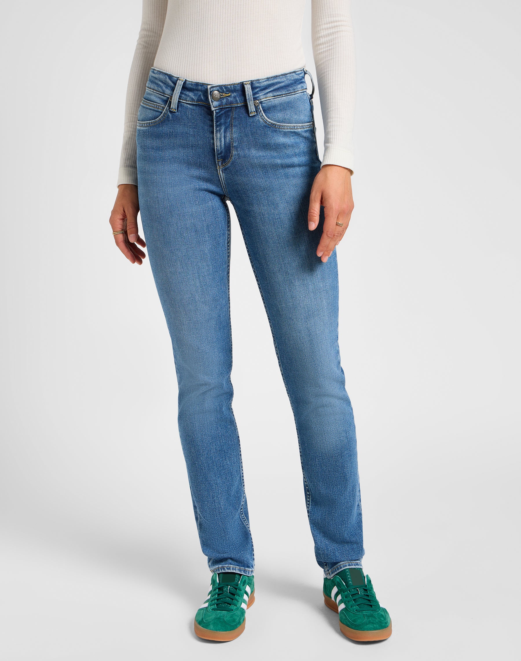 Marion Straight in Holding Back Jeans Lee