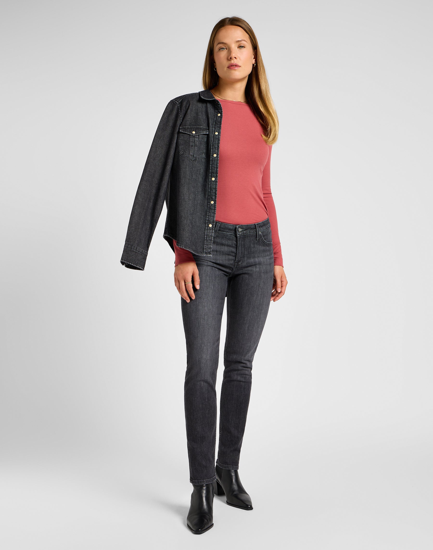 Elly in Last Strike Jeans Lee