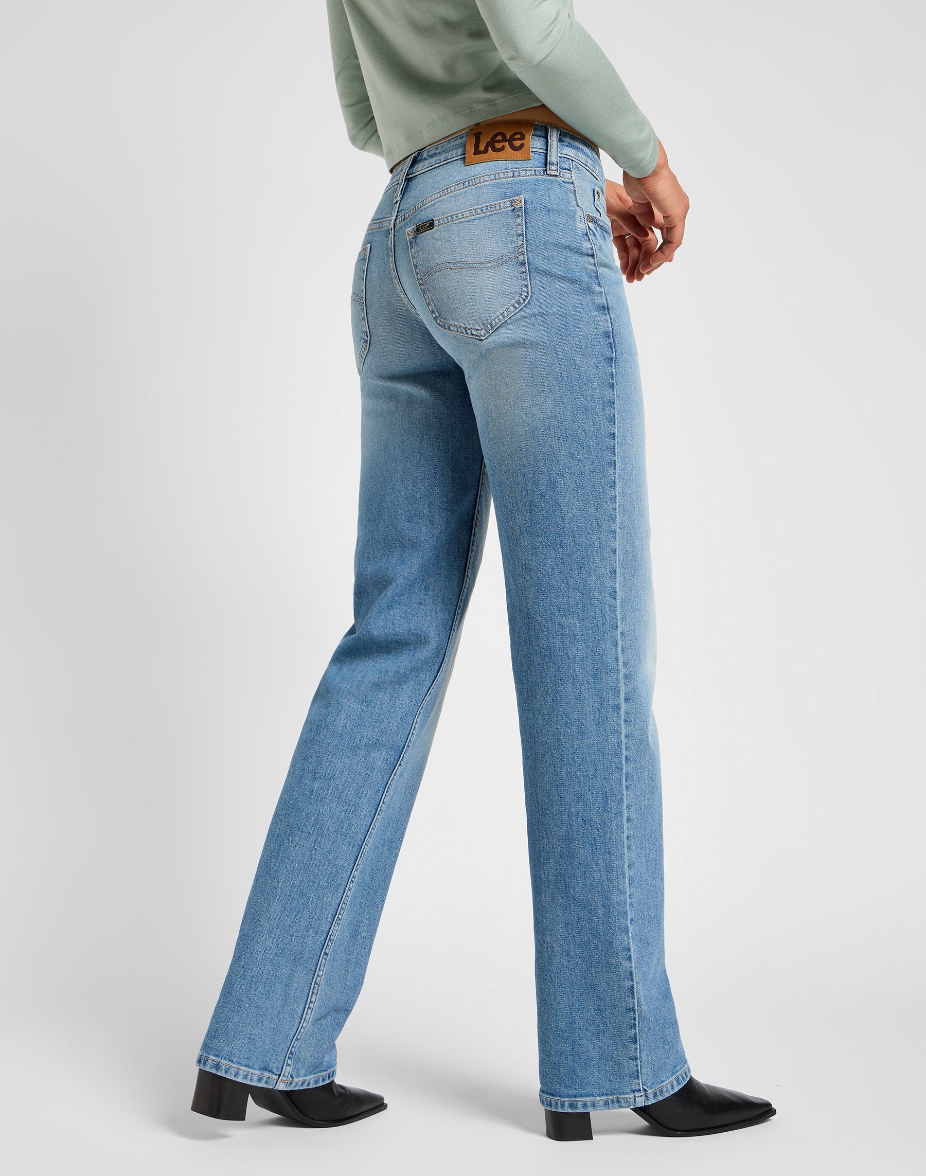 Zoe in Just Right Jeans Lee