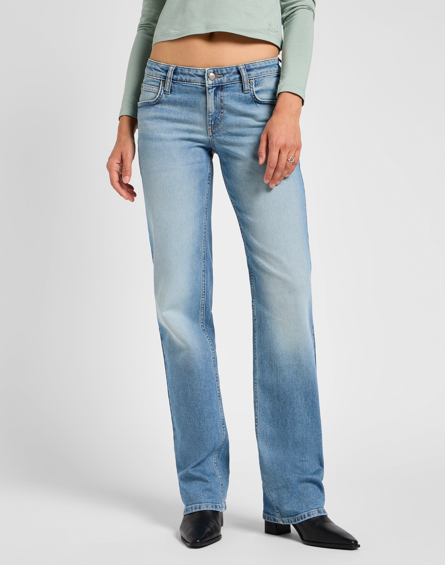 Zoe in Just Right Jeans Lee