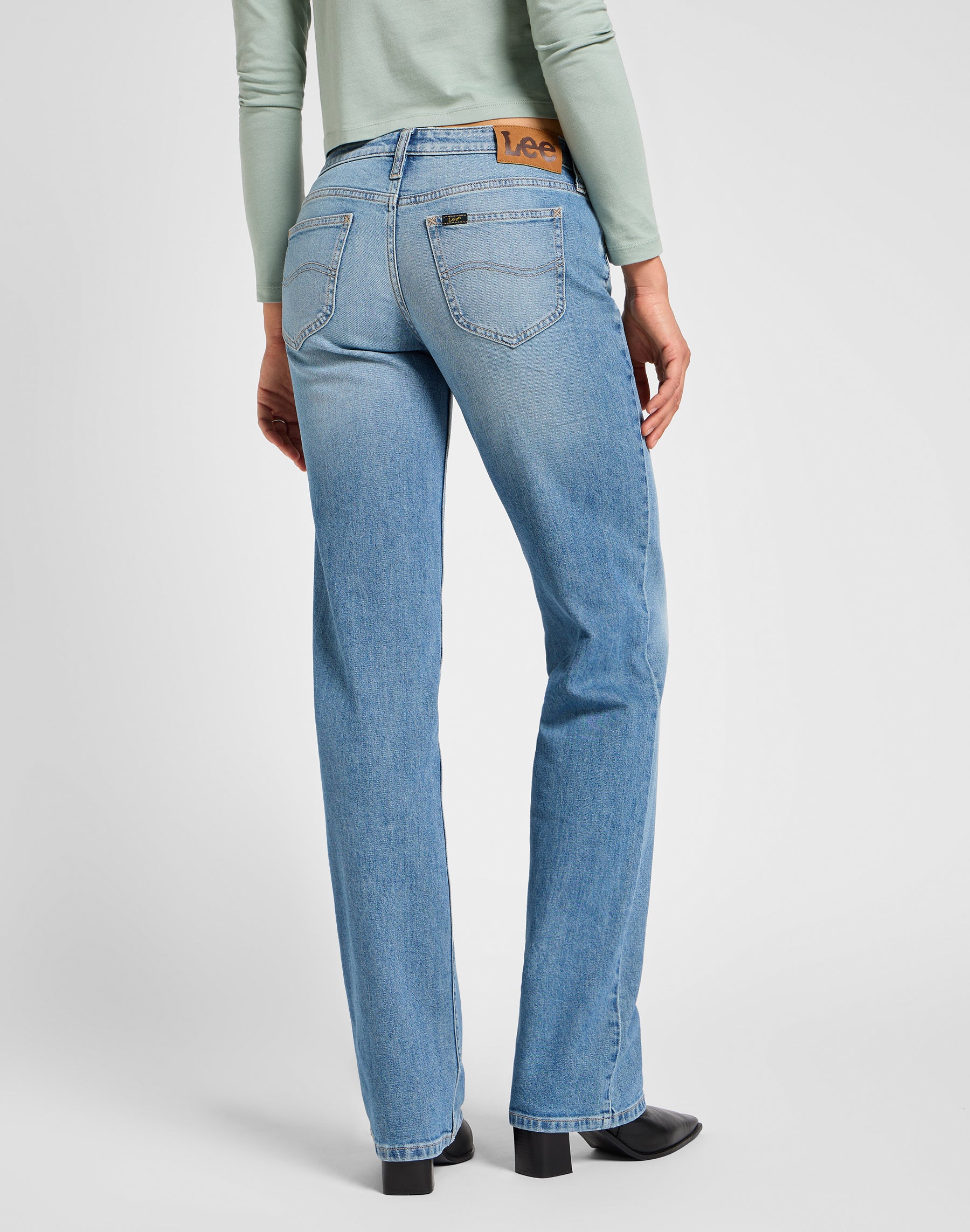 Zoe in Just Right Jeans Lee
