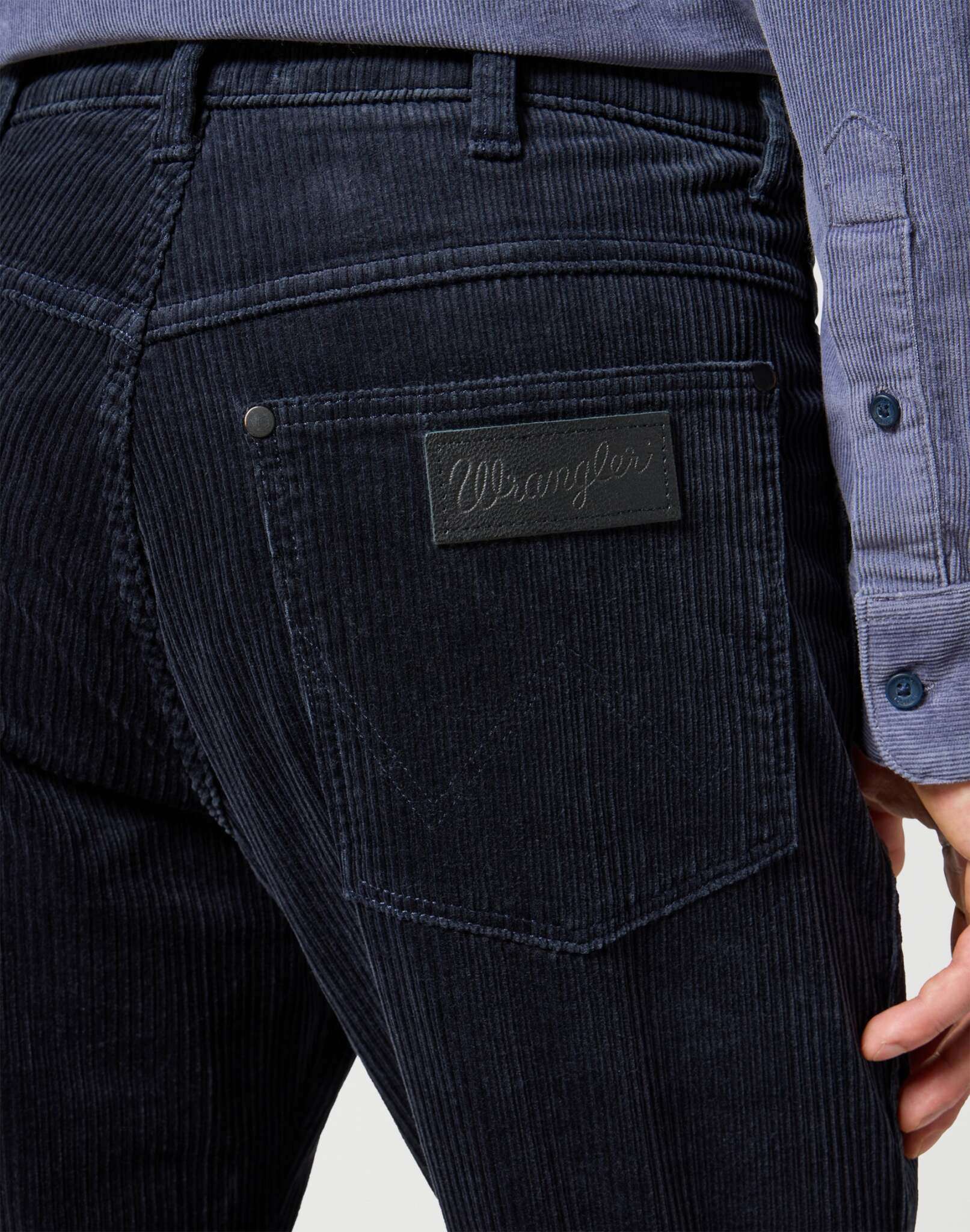 River in Dark Navy Pants Wrangler