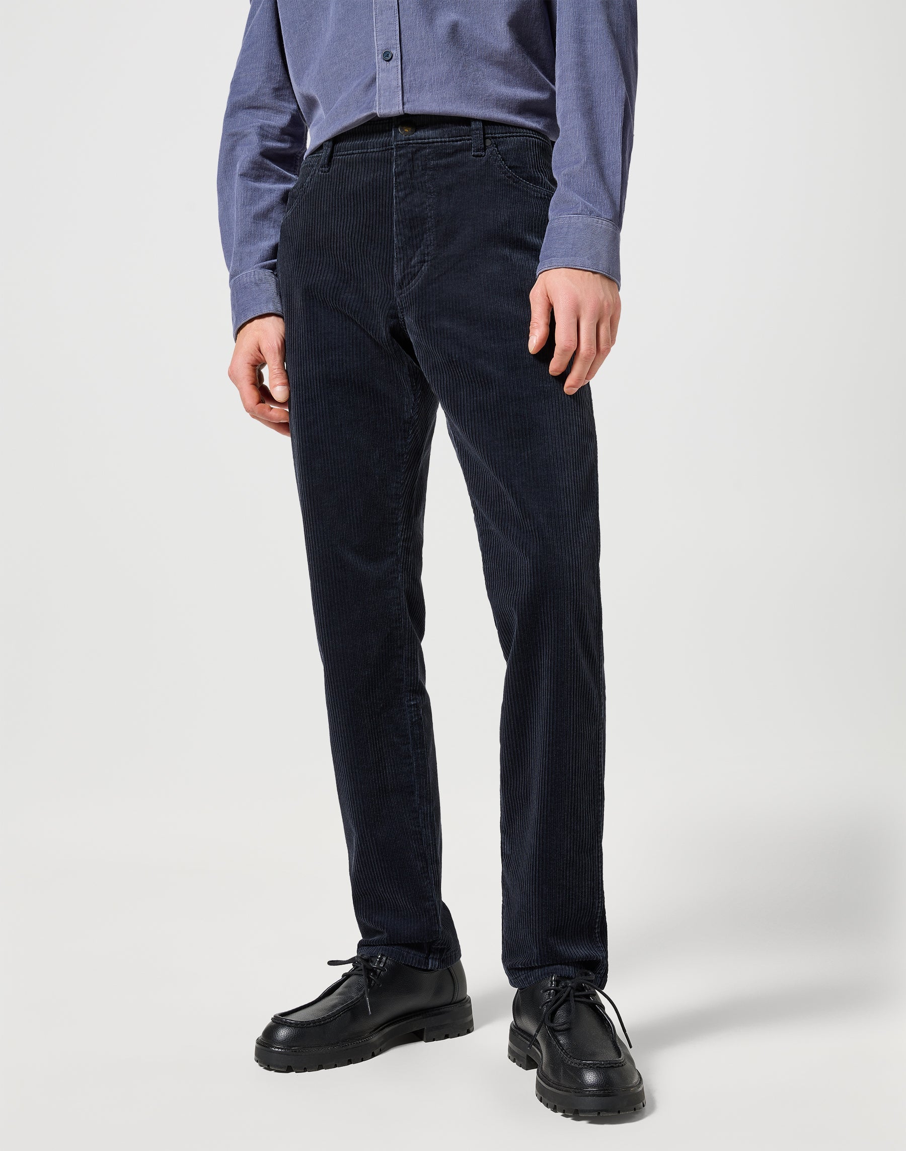 River in Dark Navy Pants Wrangler