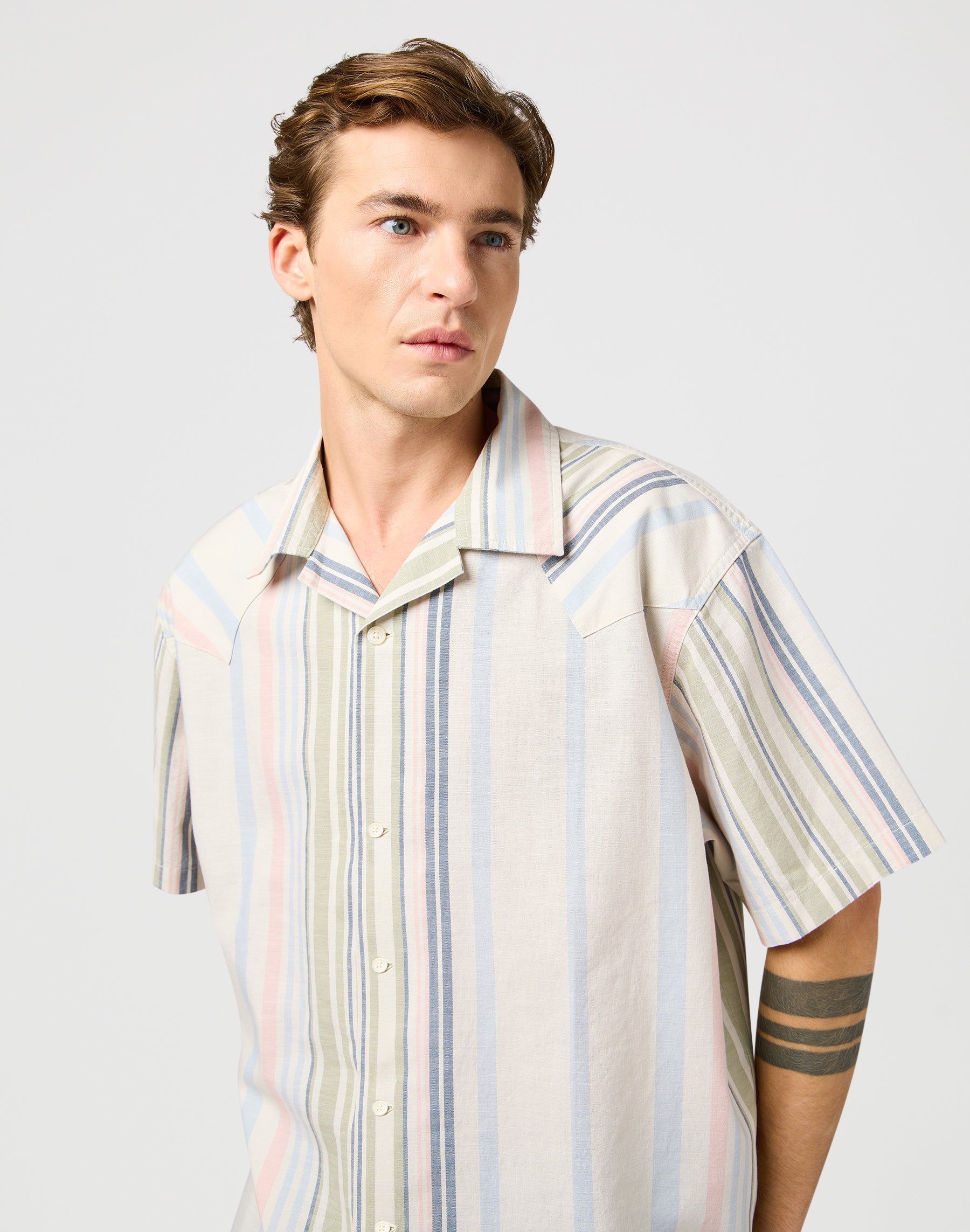 Ss W Resort Shirt in Natural Stripe Shirts Wrangler