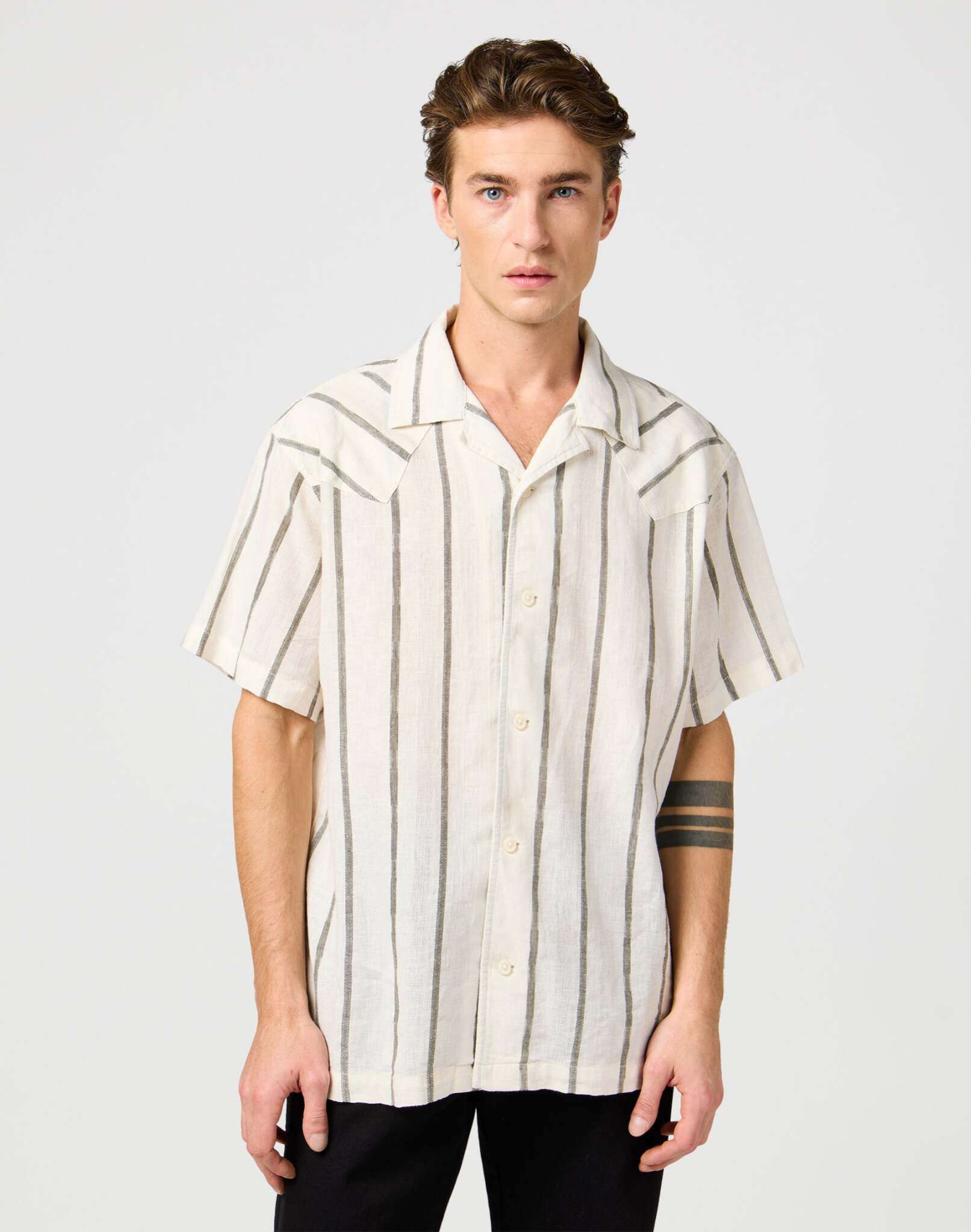 Ss W Resort Shirt in Natural Stripe Shirts Wrangler