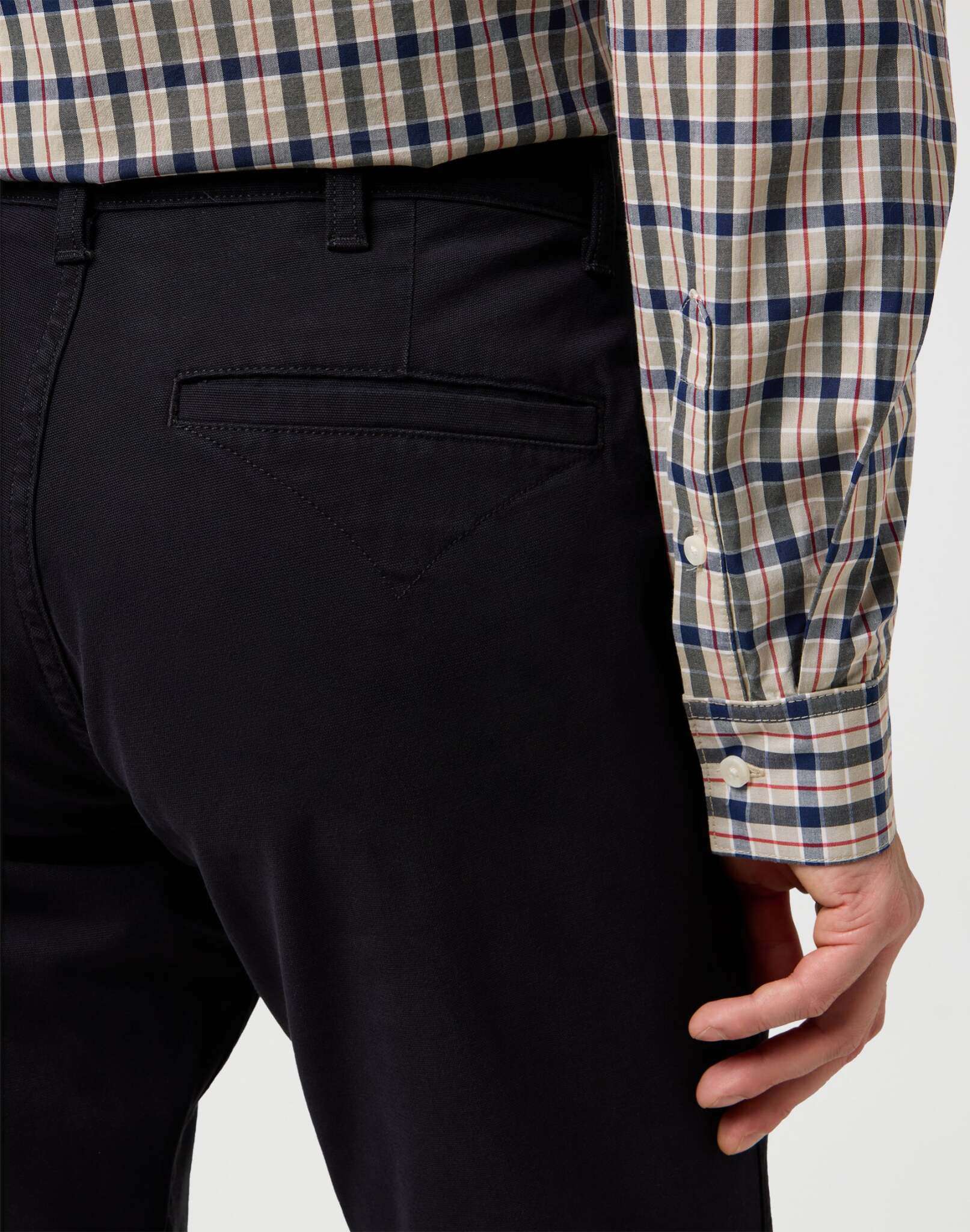 Regular Chino in Black Pants Wrangler
