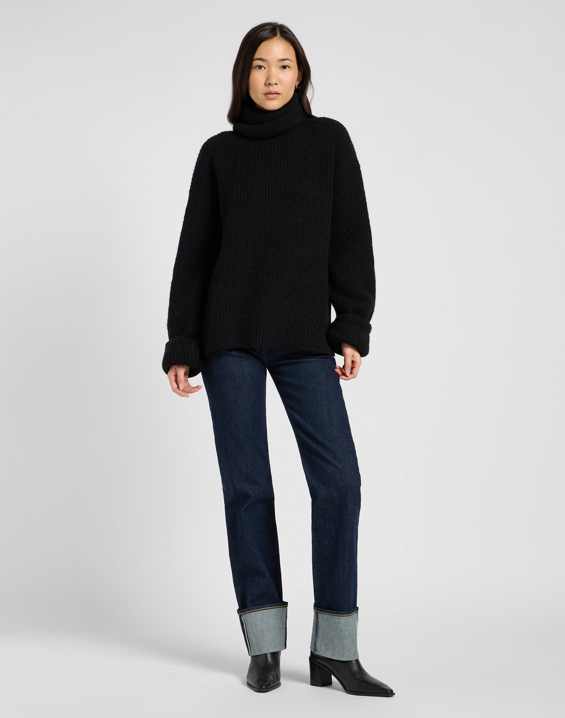 Wide Cuff Turtle Neck in Unionall Black Sweater Lee