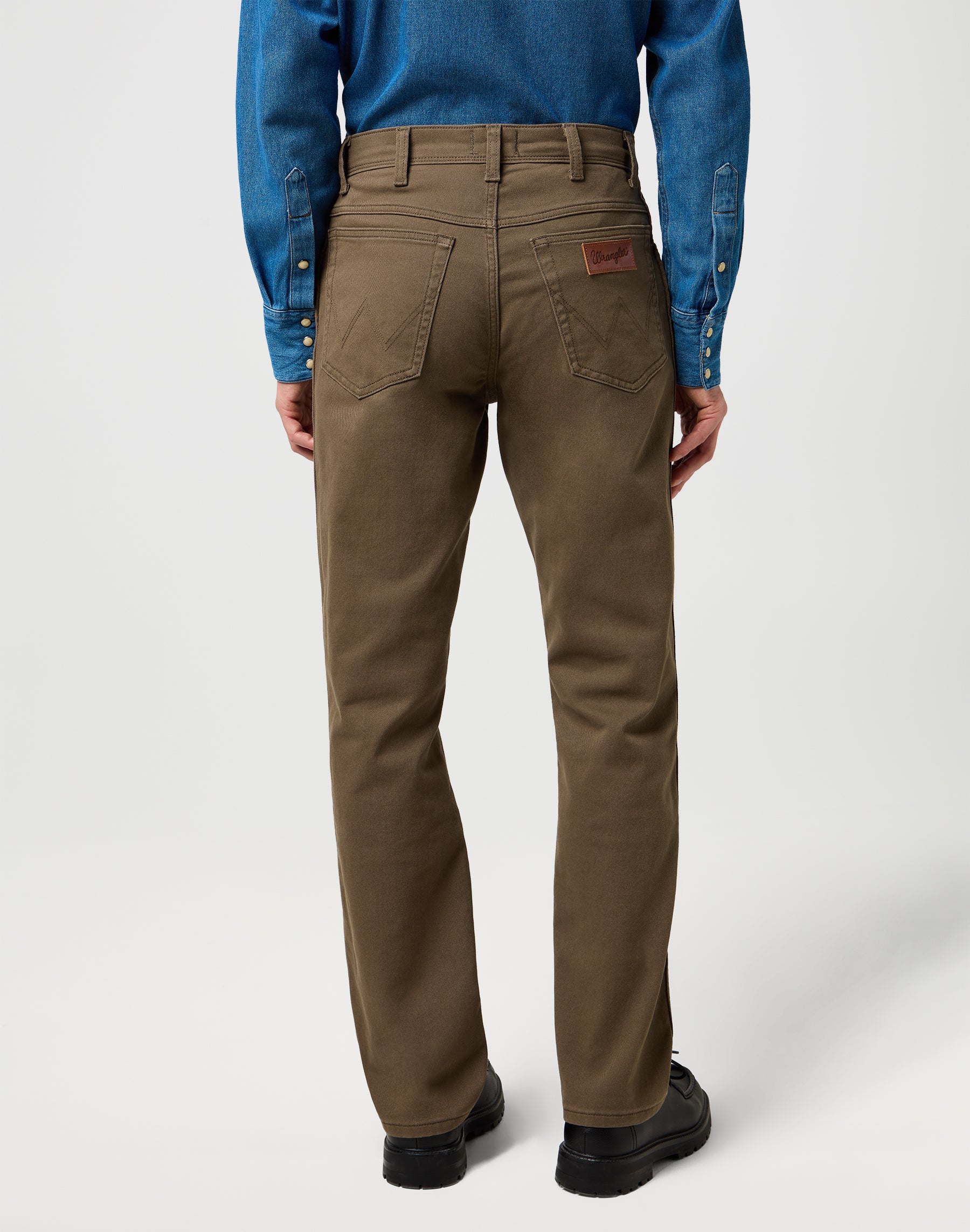 Texas in Tarmac pants Wrangler
