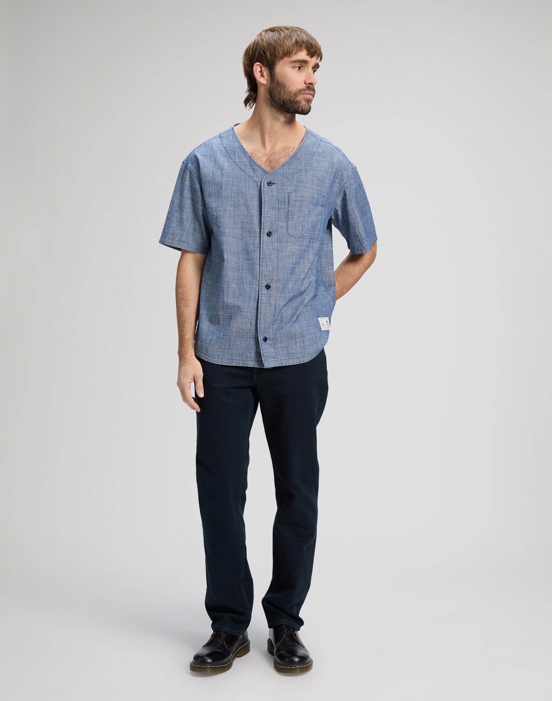 Baseball tee with pocket in light wash chambray