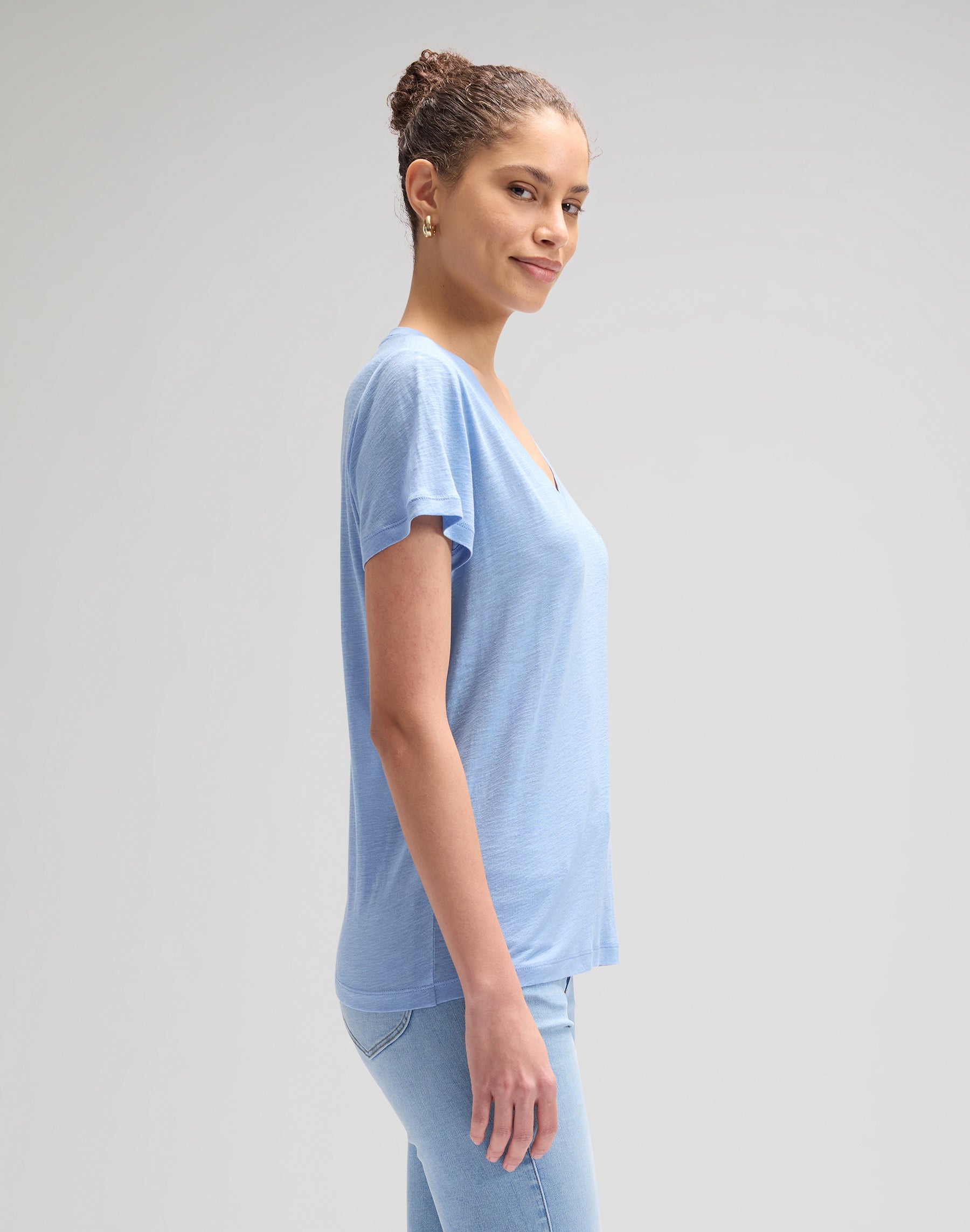 V-neck tee in halogen