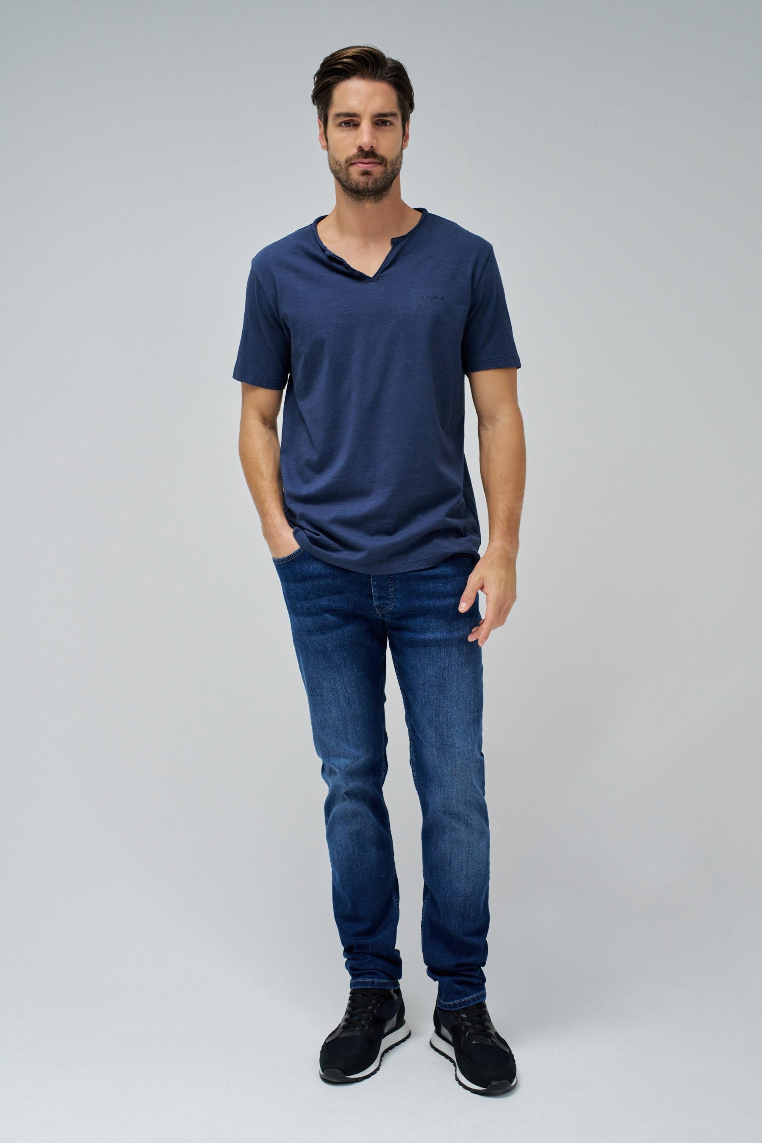 V-neck basic T-shirt in dark blue