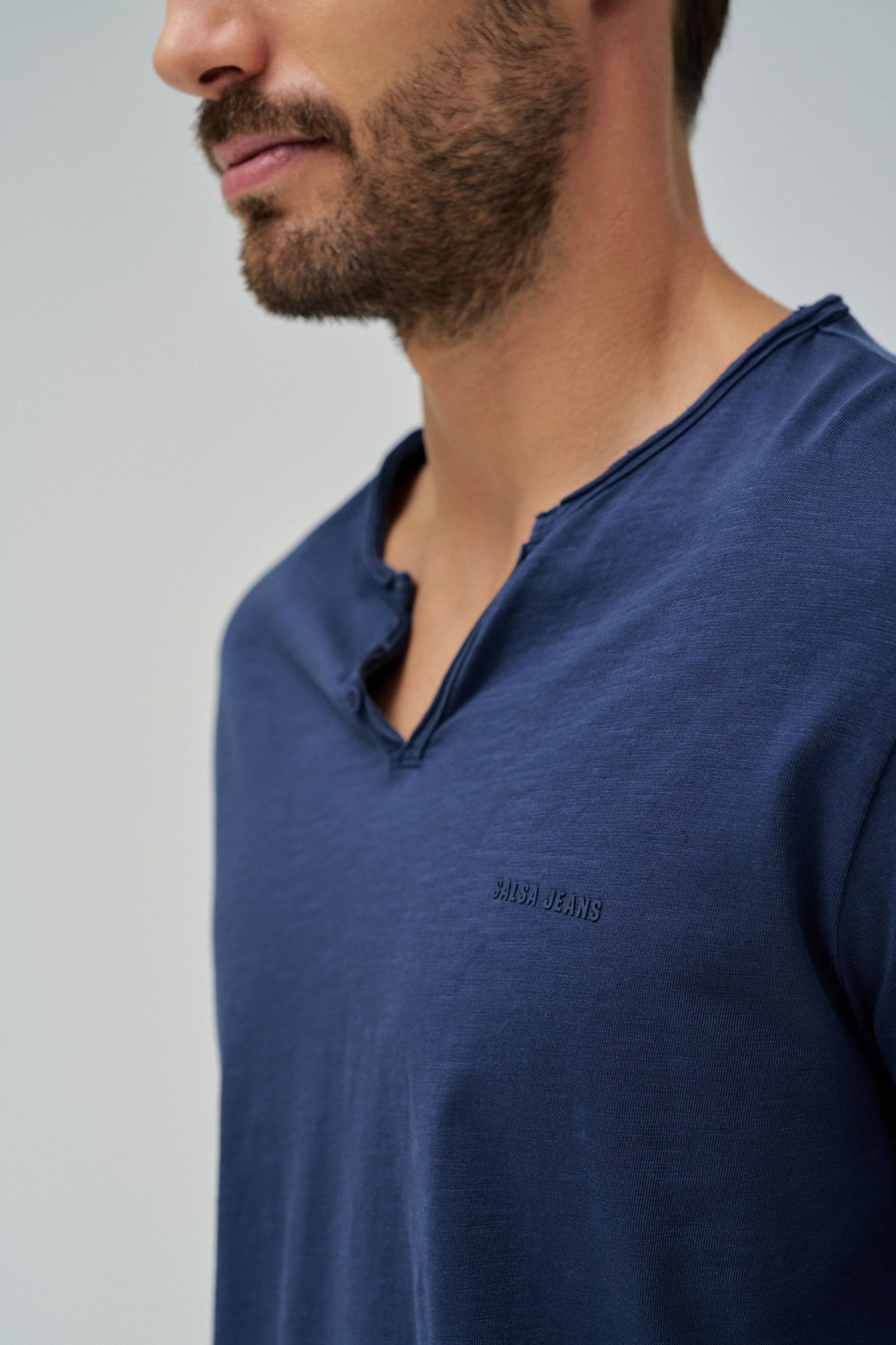 V-neck basic T-shirt in dark blue