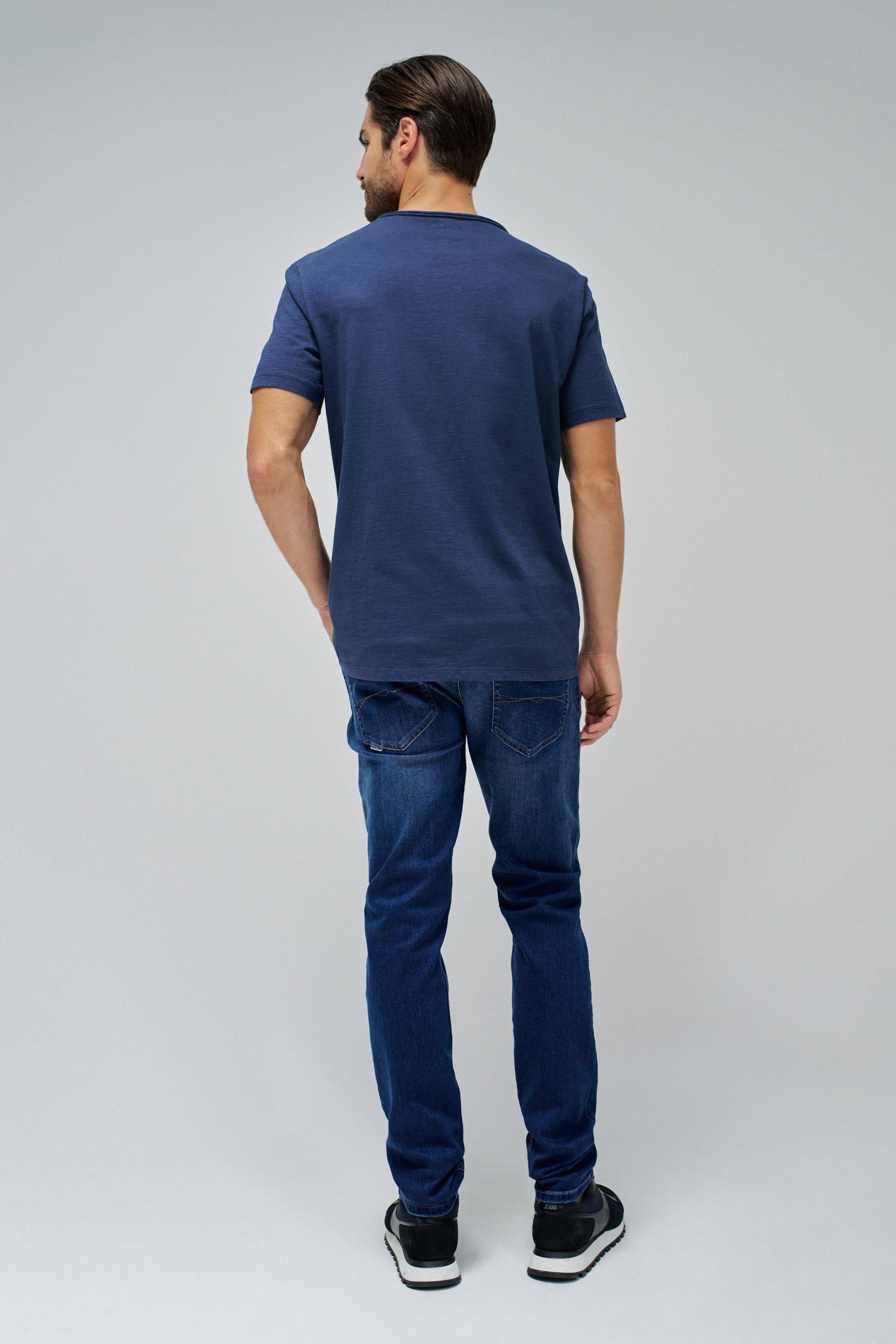 V-neck basic T-shirt in dark blue