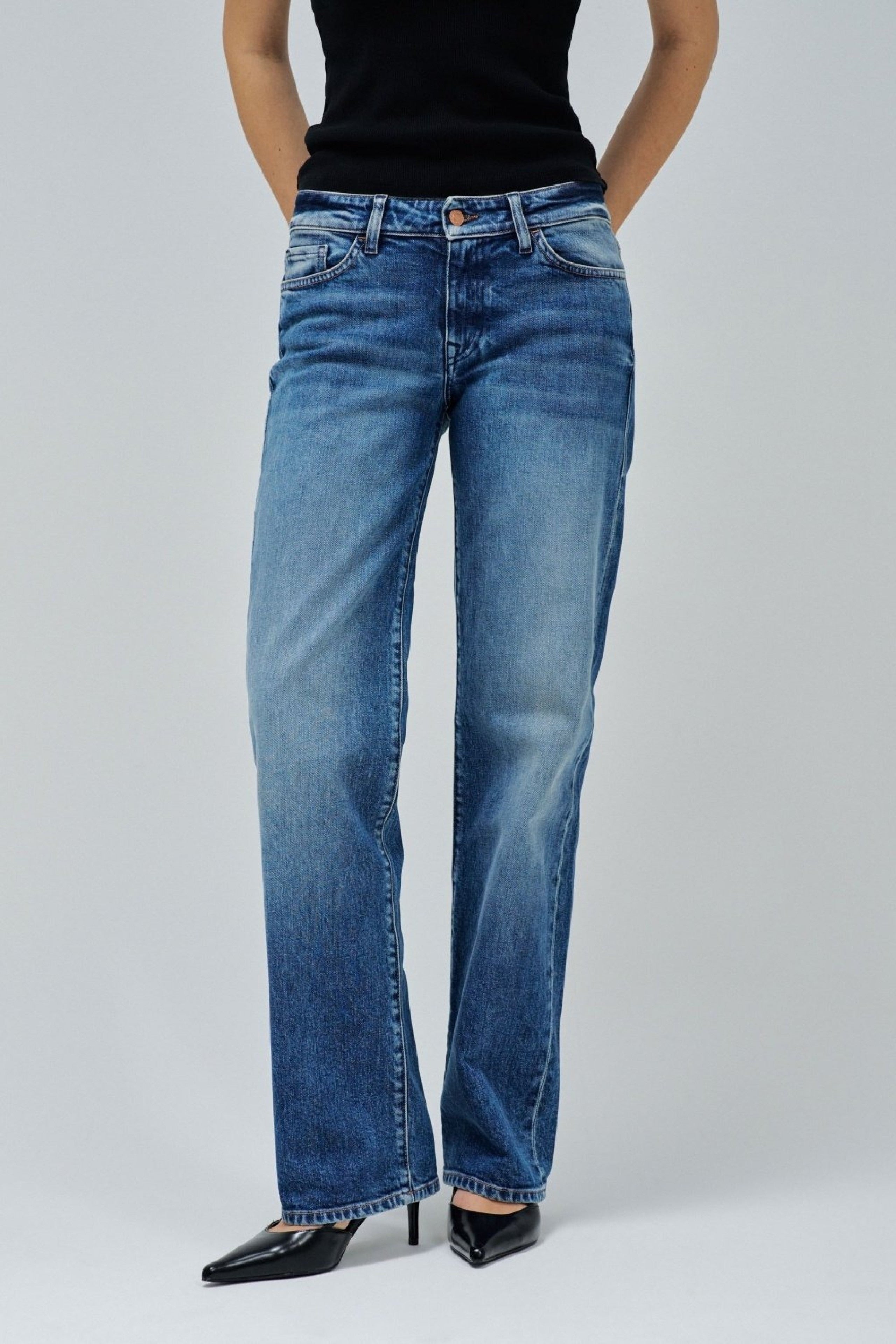 Low Rise Jeans in Medium Wash Jeans Salsa Jeans