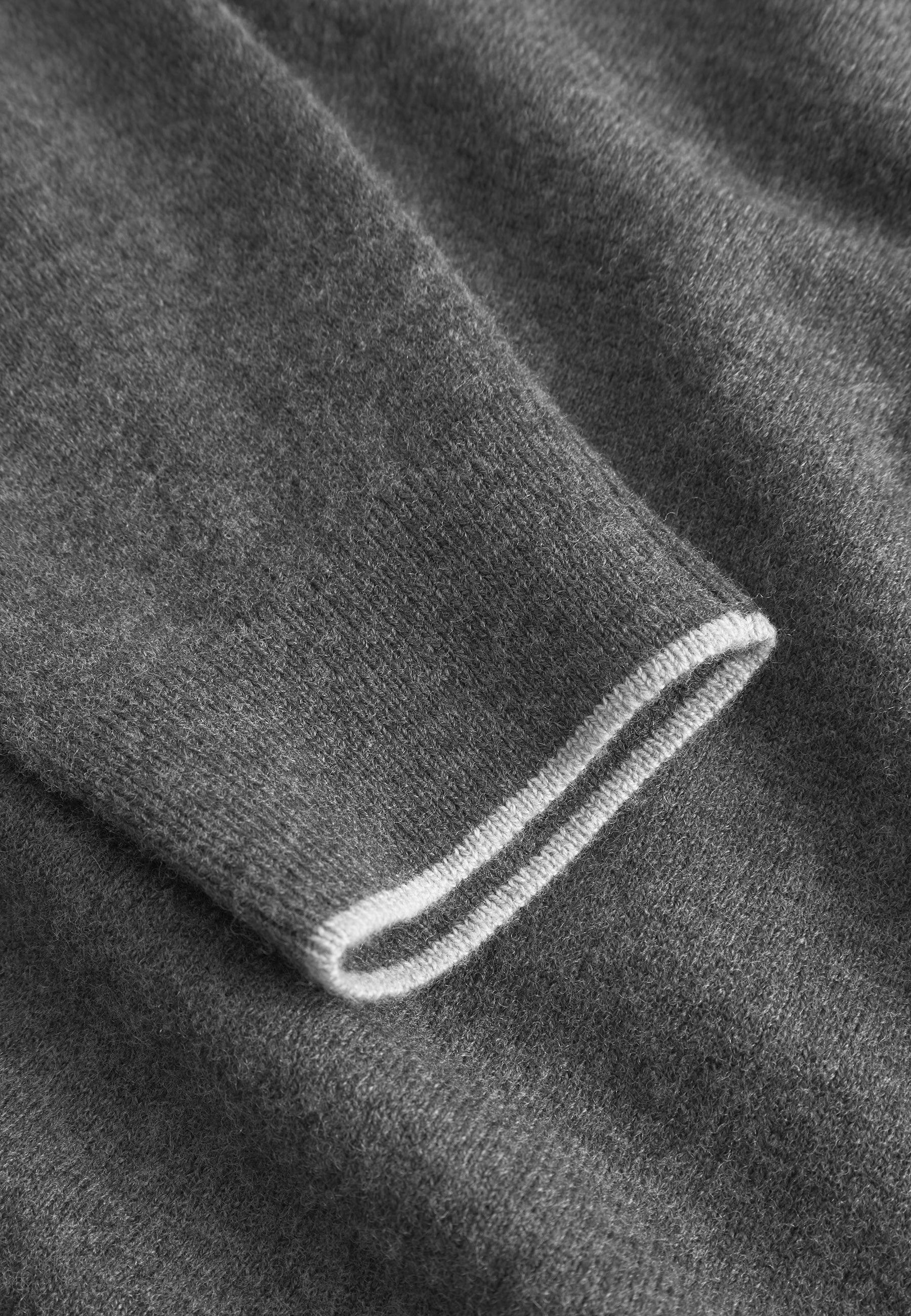 Turtleneck Merino Blend in Anthracite Sweater Colours and Sons