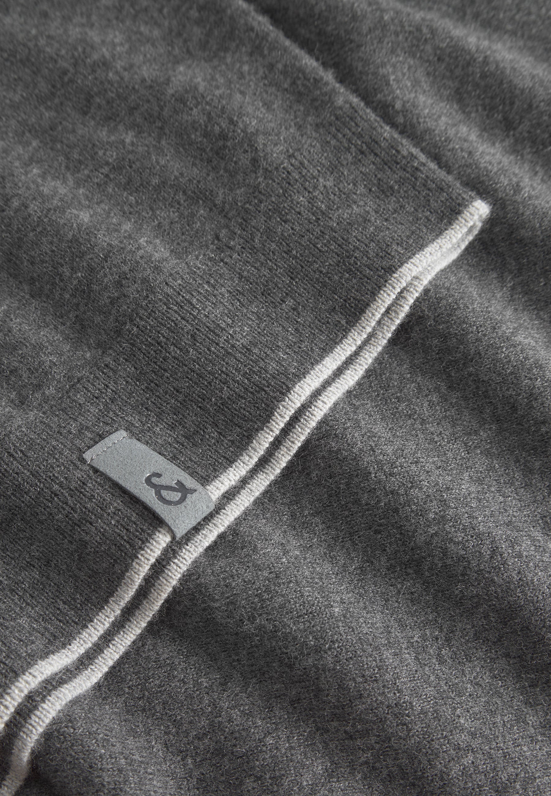 Turtleneck Merino Blend in Anthracite Sweater Colours and Sons