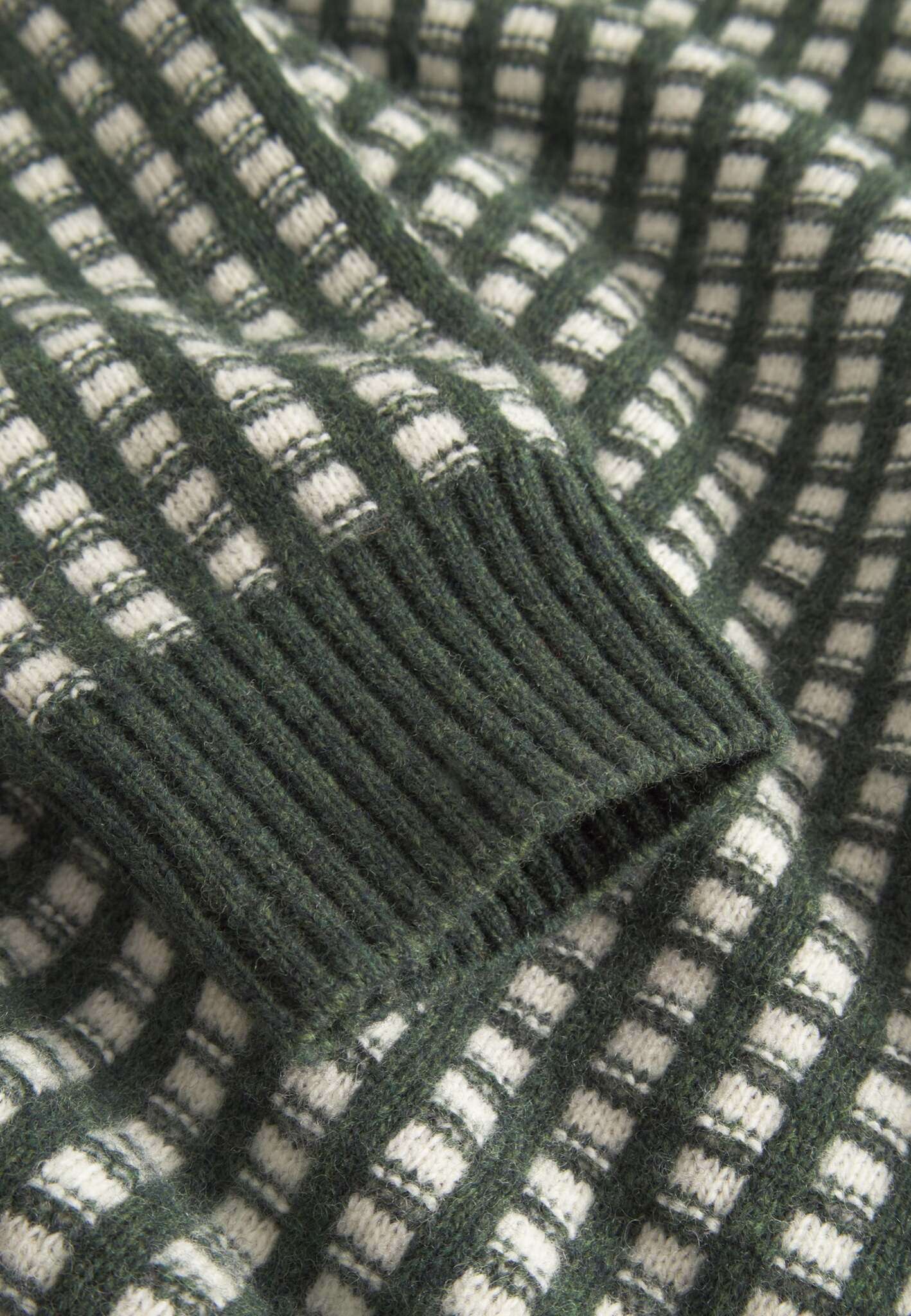 Turtleneck Two Tone Intarsia in Yucca-Offwhite Sweater Colours and Sons