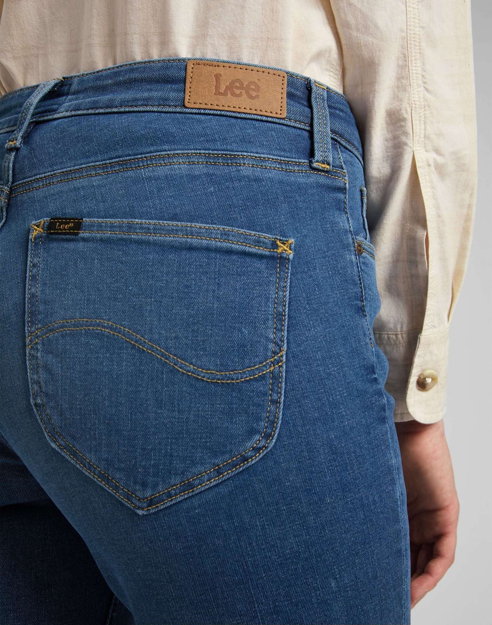 Marion Straight in Mid Ada Jeans Lee