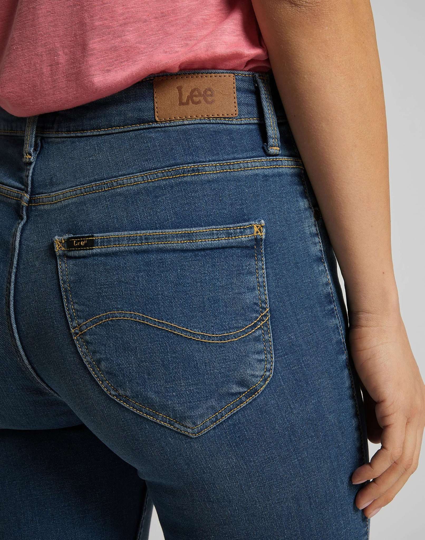 Breese Bootcut in Mid Worn Martha Jeans Lee