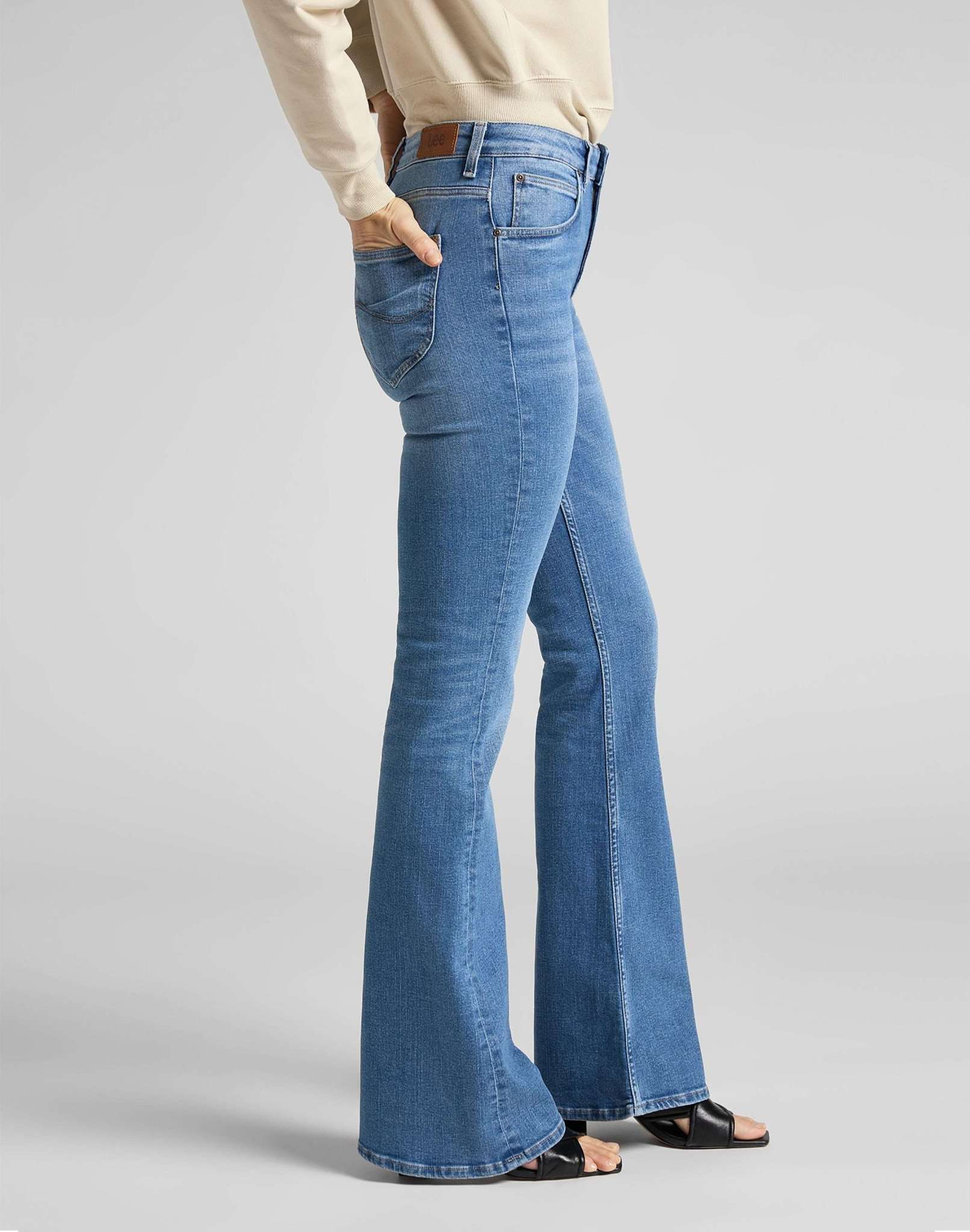 Breese in Jaded Jeans Lee