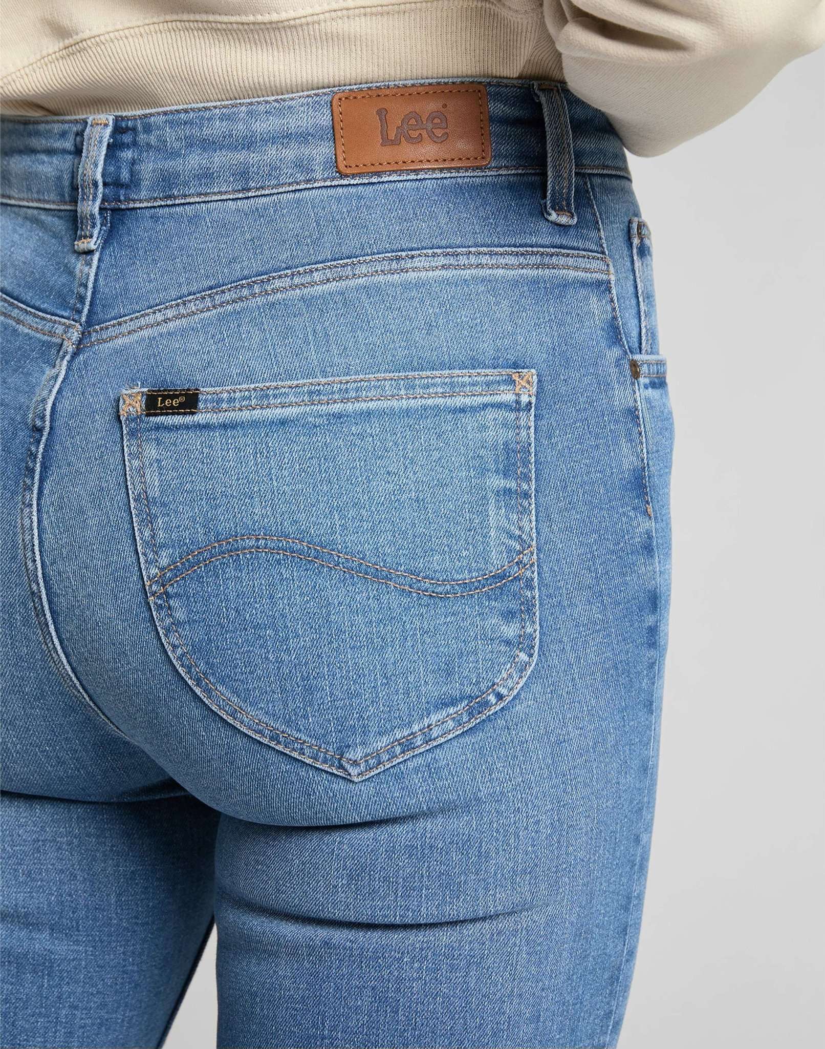 Breese in Jaded Jeans Lee