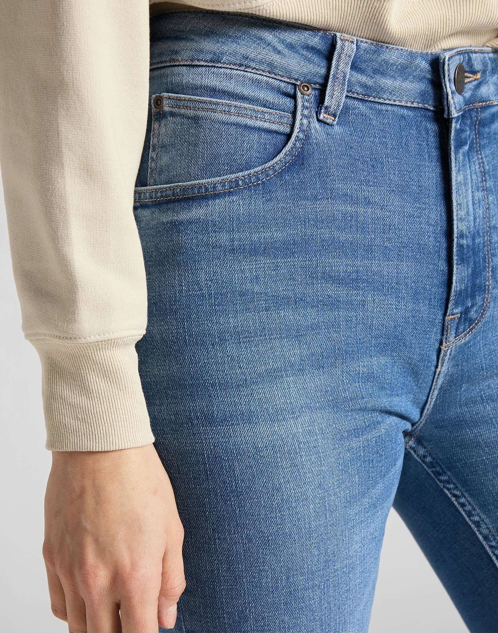 Breese in Jaded Jeans Lee