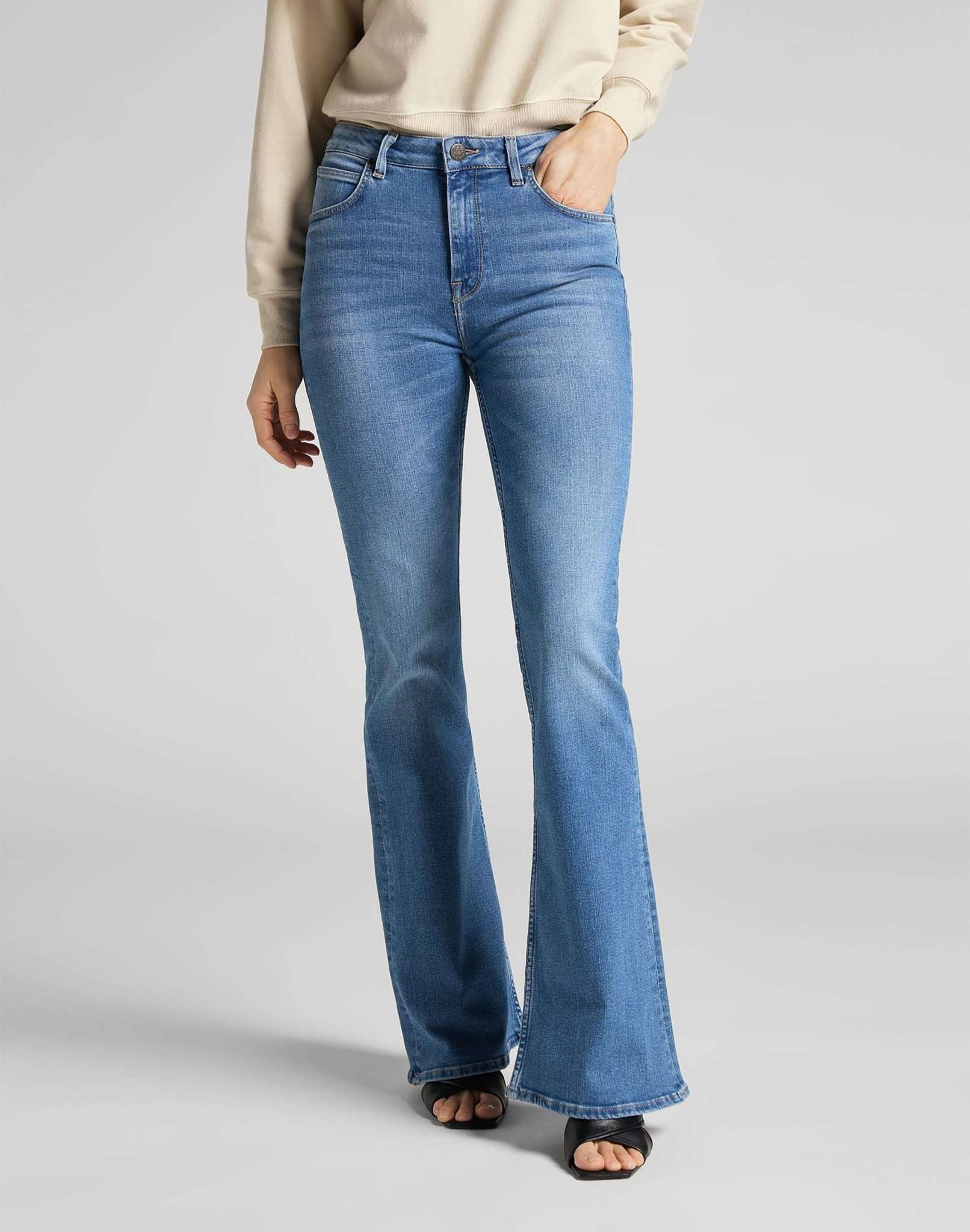 Breese in Jaded Jeans Lee
