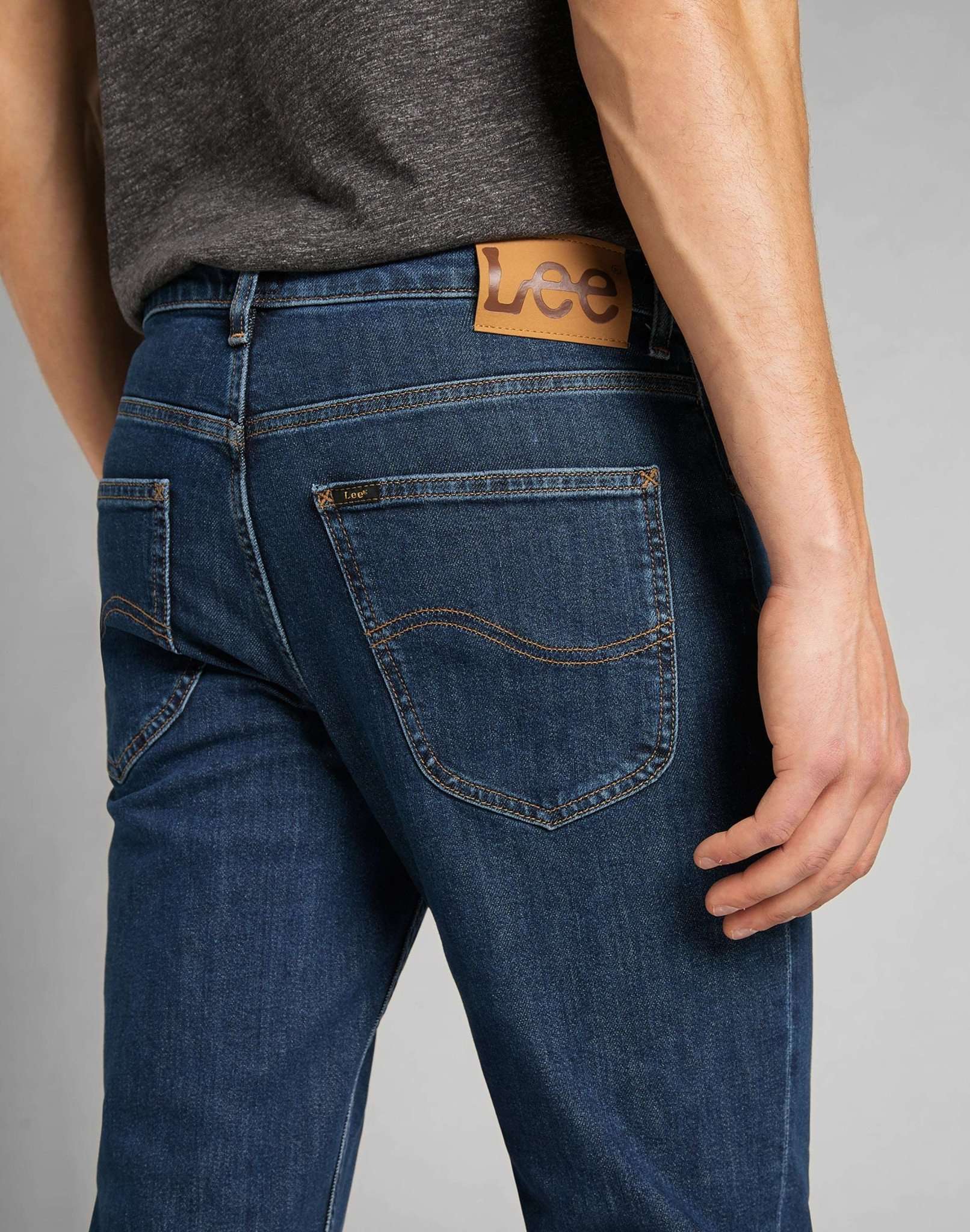 Brooklyn Straight in Dark Stonewash Jeans Lee