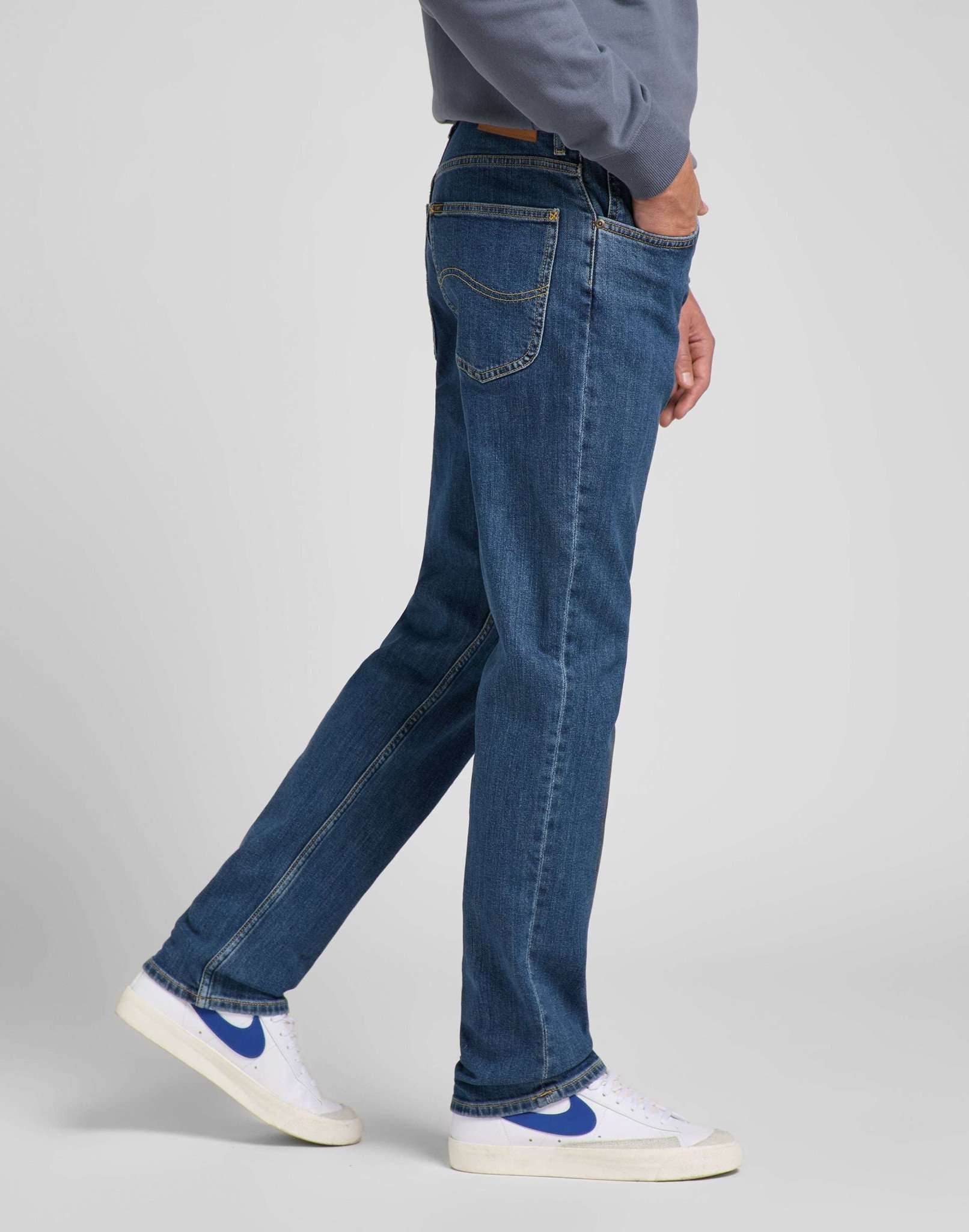 Brooklyn Straight in Mid Stonewash Jeans Lee