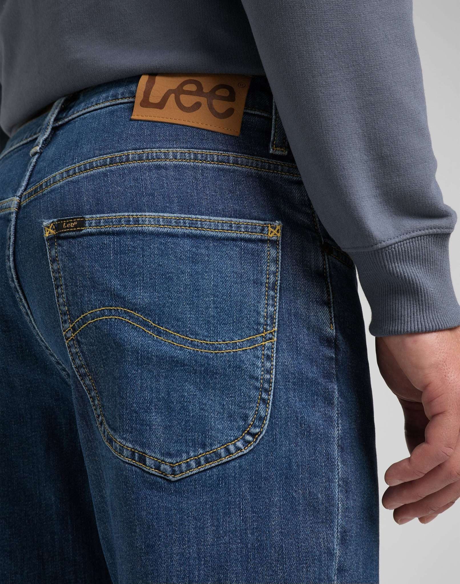 Brooklyn Straight in Mid Stonewash Jeans Lee