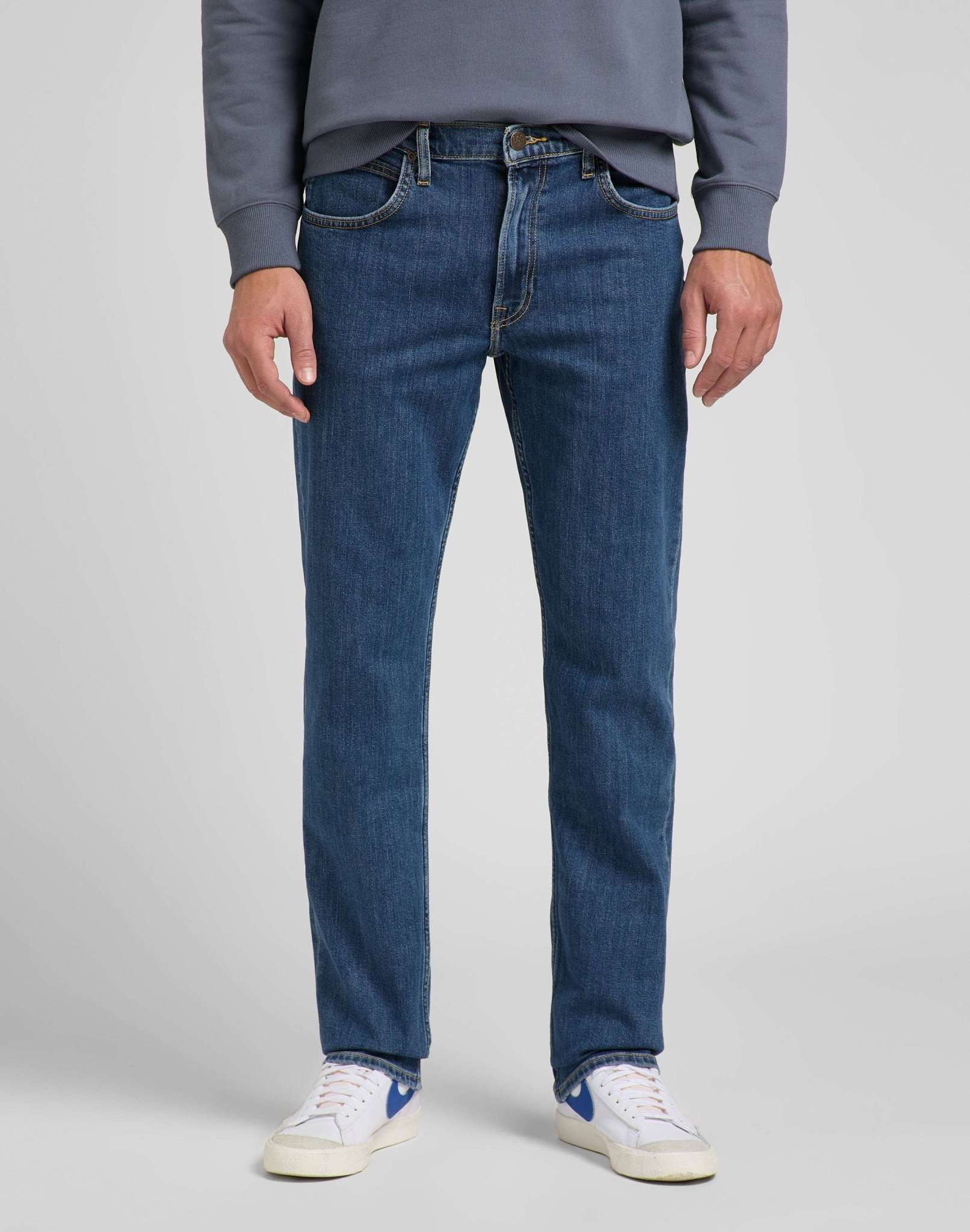 Brooklyn Straight in Mid Stonewash Jeans Lee