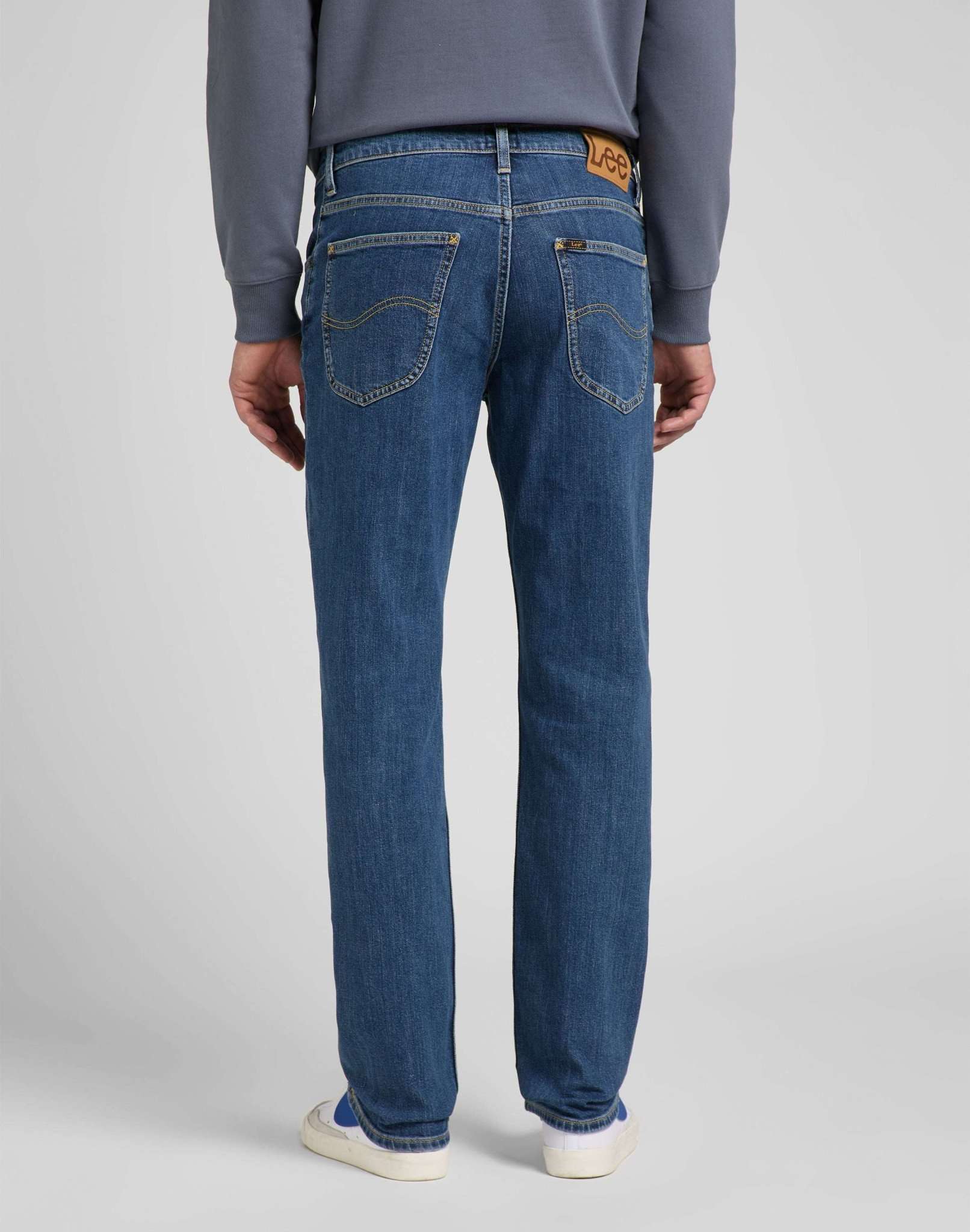 Brooklyn Straight in Mid Stonewash Jeans Lee