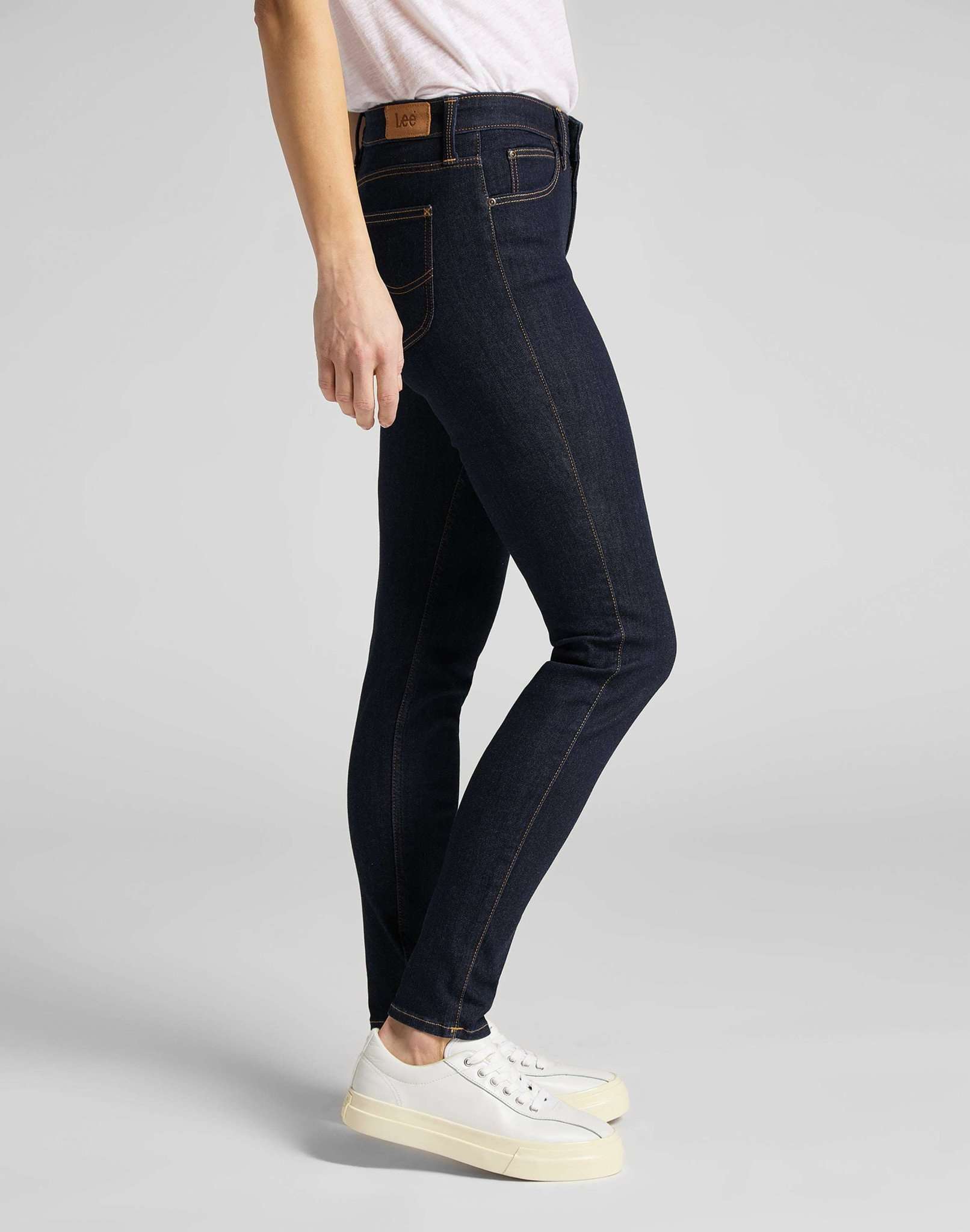 Scarlett in rinse jeans Lee