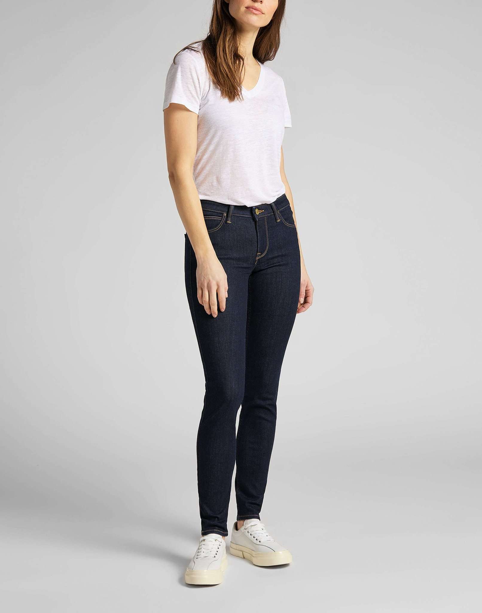 Scarlett in rinse jeans Lee